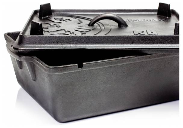 Schwarze rechteckige Bräterform mit Deckel oder gusseiserner Niederländer-Topf mit Griff, gezeigt auf weißem Hintergrund.