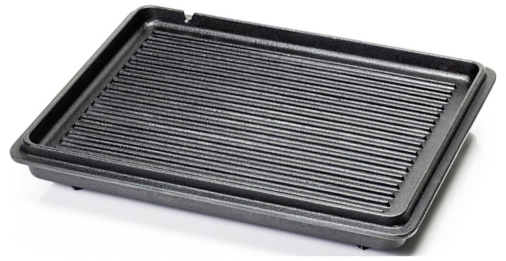 Schwarze gerillte rechteckige Grillpfanne oder Bratplatte mit erhöhten Rändern, dargestellt auf weißem Hintergrund.