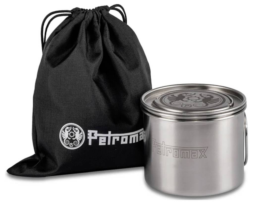 Eine schwarze Kordelzugtasche mit dem Petromax-Logo neben einem Edelstahltopf mit Deckel, dargestellt auf weißem Hintergrund.