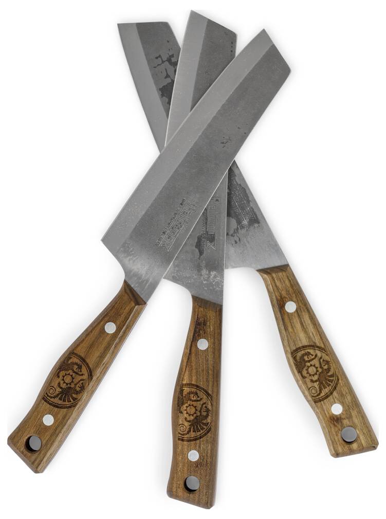 Drei KüchenMesser mit Holzgriffen in einer X-Form auf weißem Hintergrund angeordnet.