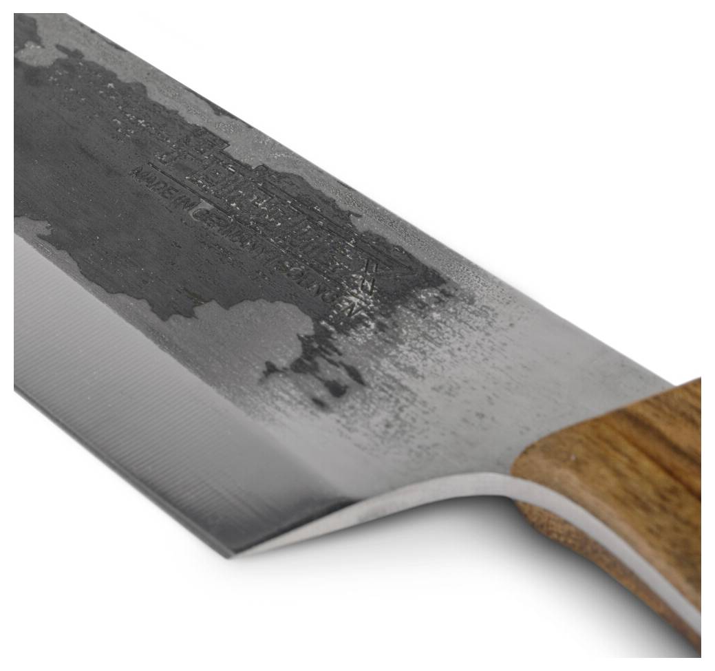 Nahaufnahme einer Küchenmesserklinge mit Holzgriff, die eine abgenutzte, fleckige Oberfläche und eine scharfe Schneidekante auf weißem Hintergrund zeigt
