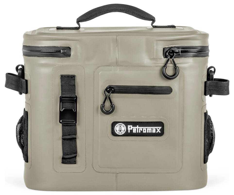 Beige Petromax-Kühlertasche mit weichen Seitenwänden, schwarzen Griffen, Reißverschlüssen, Seitengurten und vorderem Logo auf weißem Hintergrund.