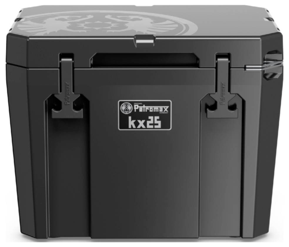 Schwarze Petromax KX25 isolierte Kühlbox mit vorderen Verschlüssen und Logo, geschlossen auf weißem Hintergrund dargestellt.
