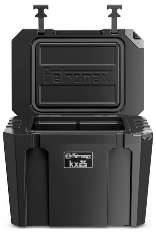 Schwarze Petromax KX25 tragbare Kühlbox mit geöffnetem Deckel, zeigt zwei Verschlussstifte und ein Vorderlogo auf einfachem weißem Hintergrund.