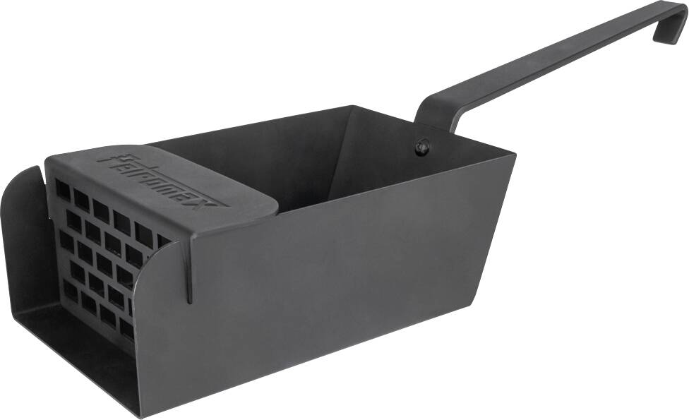 Schwarze Metallschaufel mit langem Griff und vorderem gitterähnlichem Öffnung, dargestellt auf weißem Hintergrund.