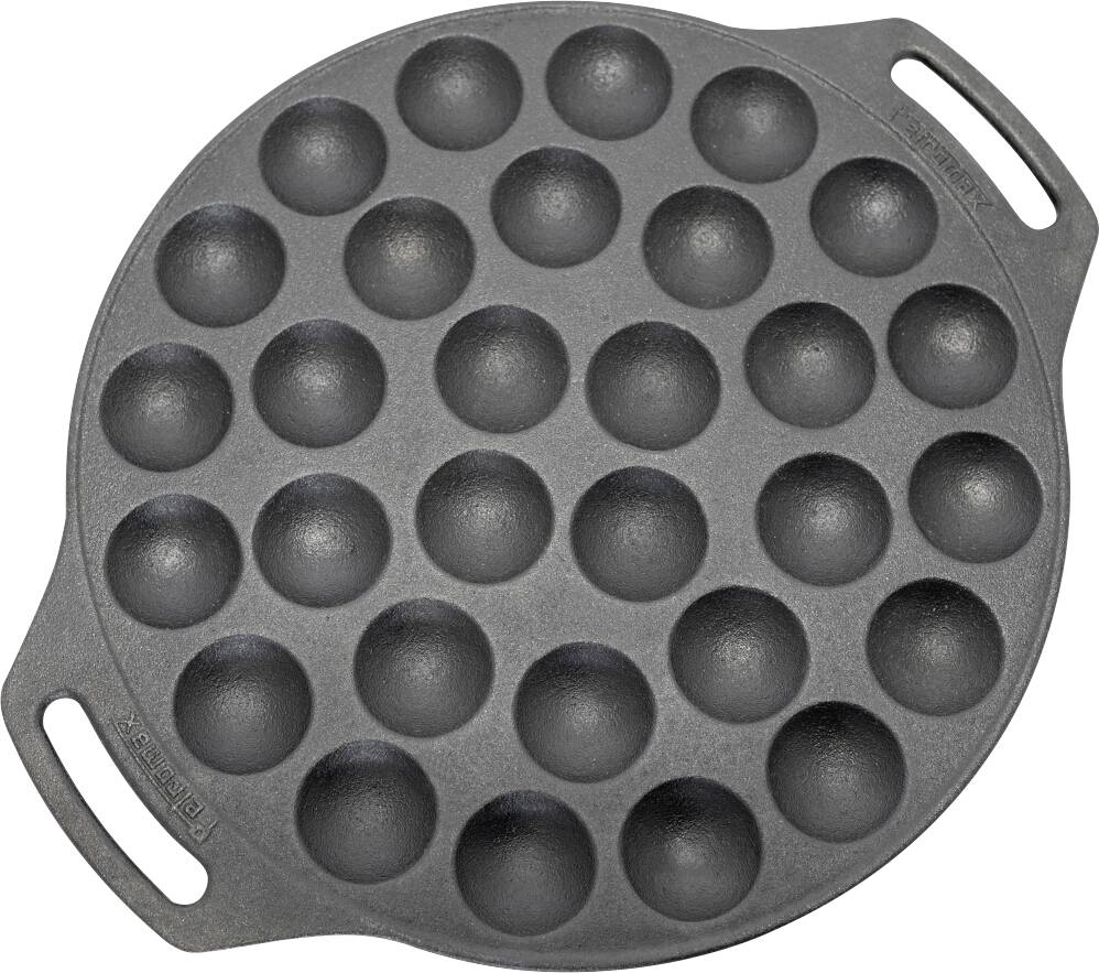 Runde Takoyaki-Pfanne aus Gusseisen mit 30 halbkugelförmigen Formen und zwei seitlichen Griffen, auf weißem Hintergrund gezeigt.