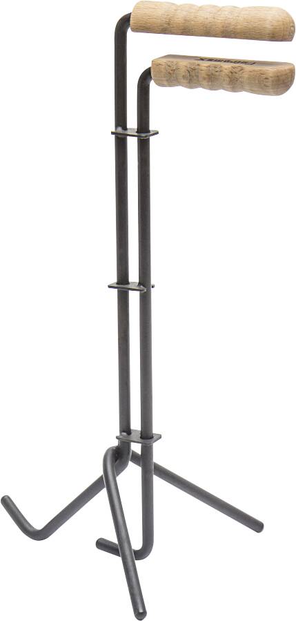 Ein Metallhalter für einen Stock oder Gehhilfe mit Holzgriff, der auf vier Beinen vor weißem Hintergrund steht.