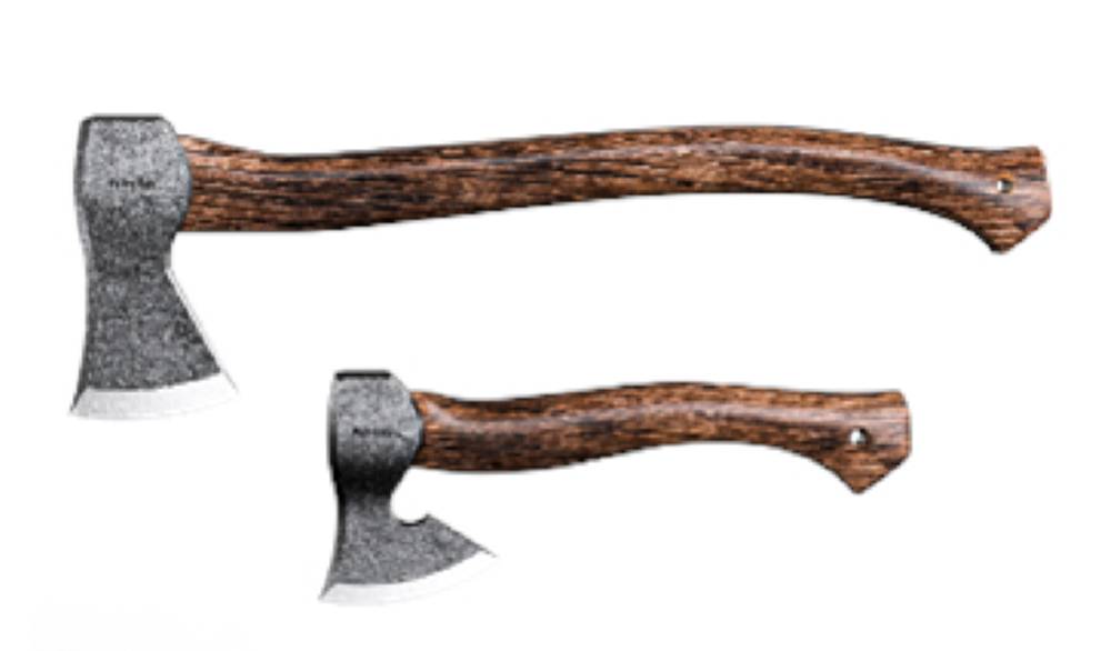 Zwei Äxte mit Holzgriffen: eine Vollgröße-Axt oben und eine kleinere Hacke darunter, beide auf weißem Hintergrund dargestellt.