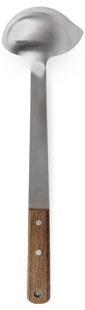 Eine Edelstahlkelle mit langem Metallstiel und Holzgriff, vertikal auf weißem Hintergrund dargestellt.