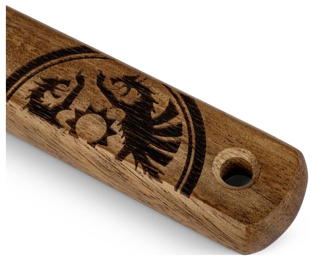 Nahaufnahme eines Holzgriffs mit einem eingebrannten Adler-und-Sonne-Emblem und einem Aufhängeloch am Ende.