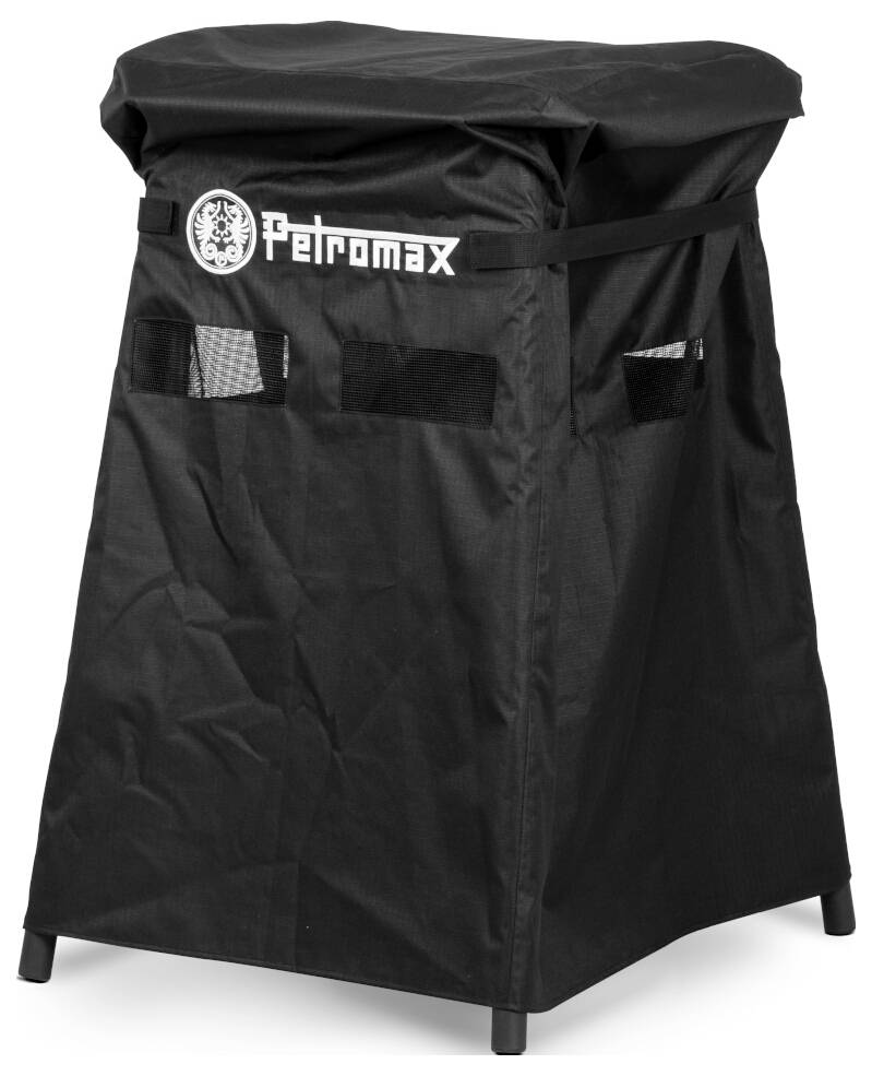 Schwarze Petromax-Schutzhaube, die über einem quadratischen Außengrill oder einer Außenküche angebracht ist, mit seitlichen Öffnungen und vier sichtbaren Beinen.