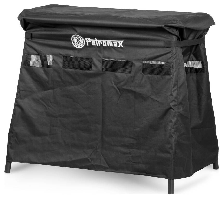 Schwarze Petromax-Schutzabdeckung mit Logo, übergestülpt über einen rechteckigen Außengrill oder Ofen auf kurzen Beinen.