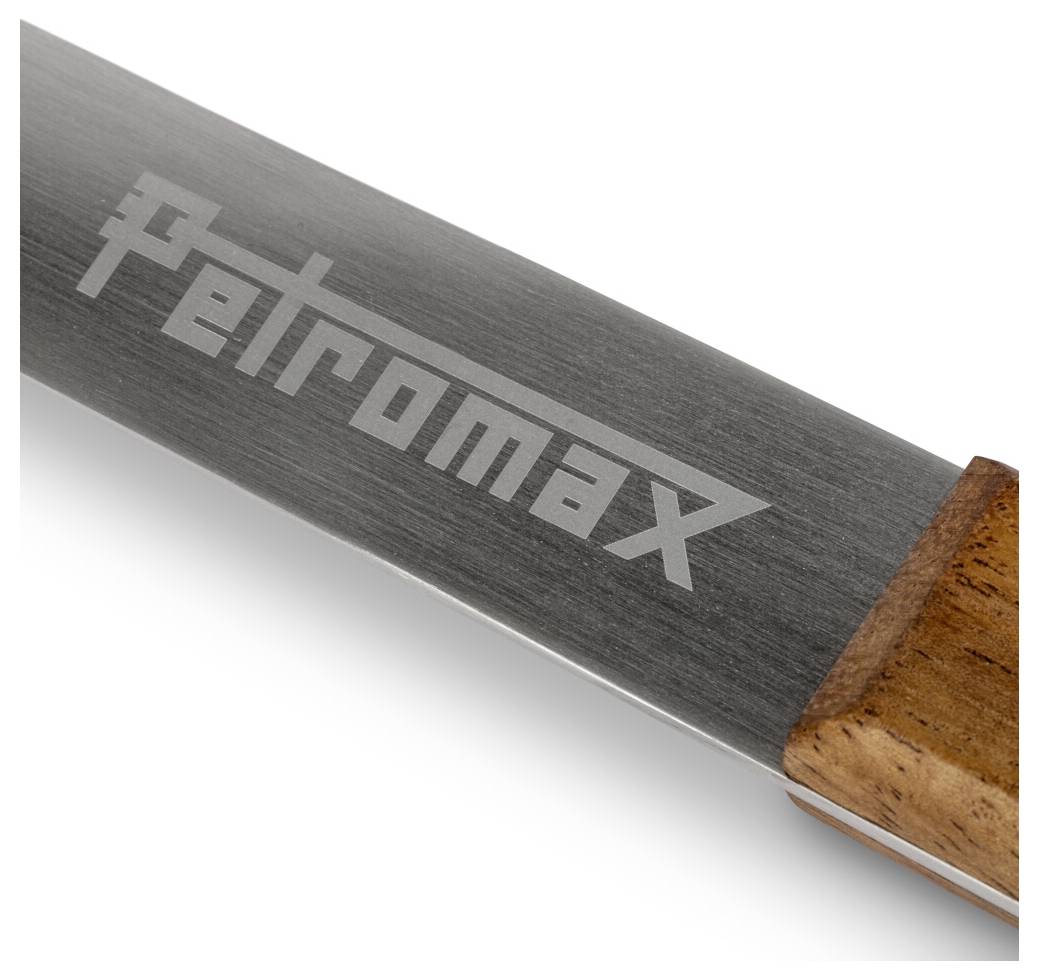 Nahaufnahme eines Petromax-Metallgriffs oder einer Werkzeugwelle mit dem Petromax-Logo, das in einen hölzernen Griff endet.
