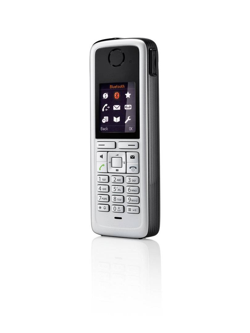 Silberner Candy-Bar-Mobiltelefon in Vorderansicht, mit farbigem Bildschirm, der das Bluetooth-Menü anzeigt, und physischen Tastenfeldern.