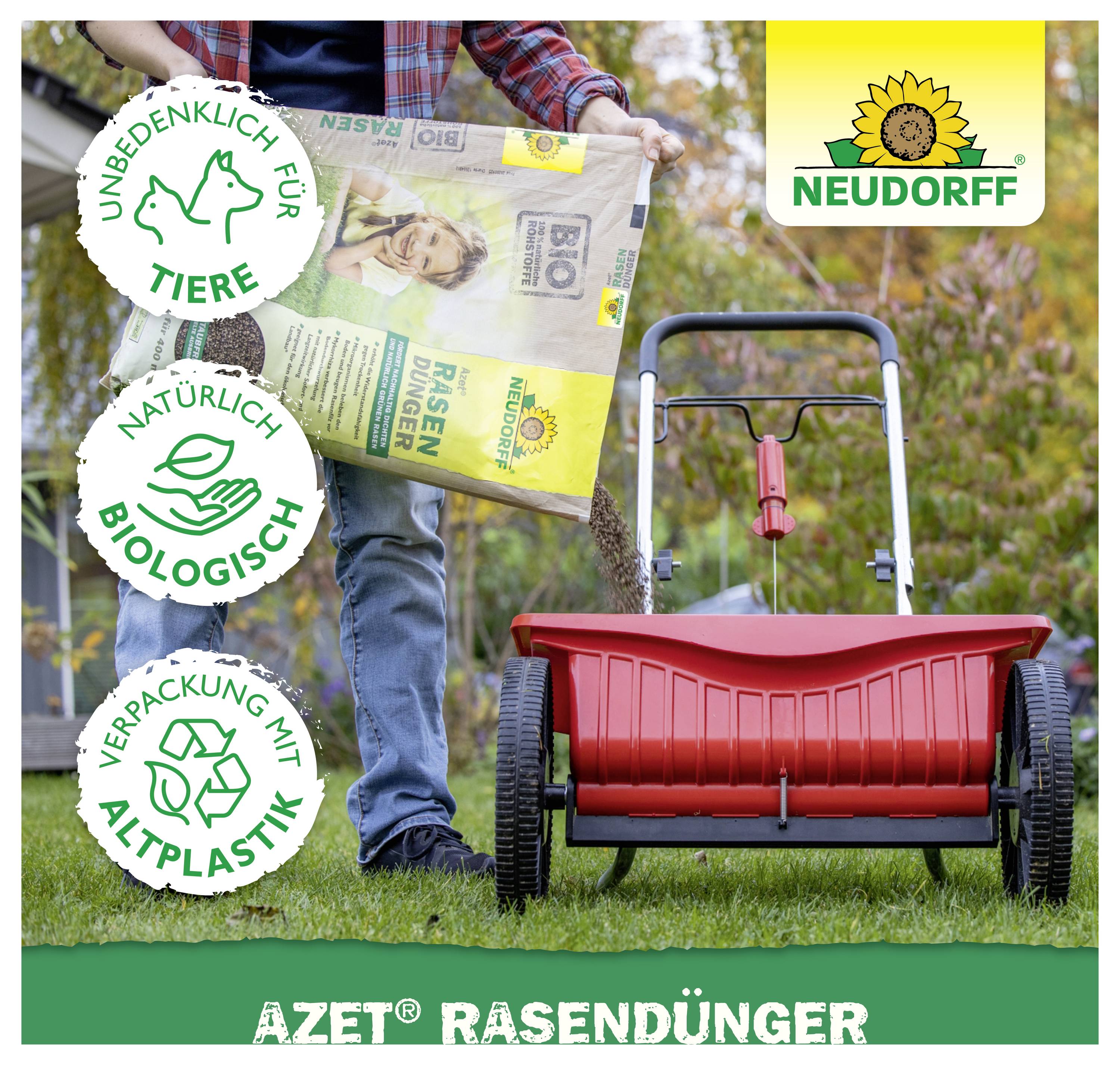 Werbung für NEUDORFF AZET Rasendünger, zeigt eine Person, die Granulate mit einem Streuwagen ausstreut, mit Abzeichen für tierfreundlich, biologisch und recycelbare Verpackung.