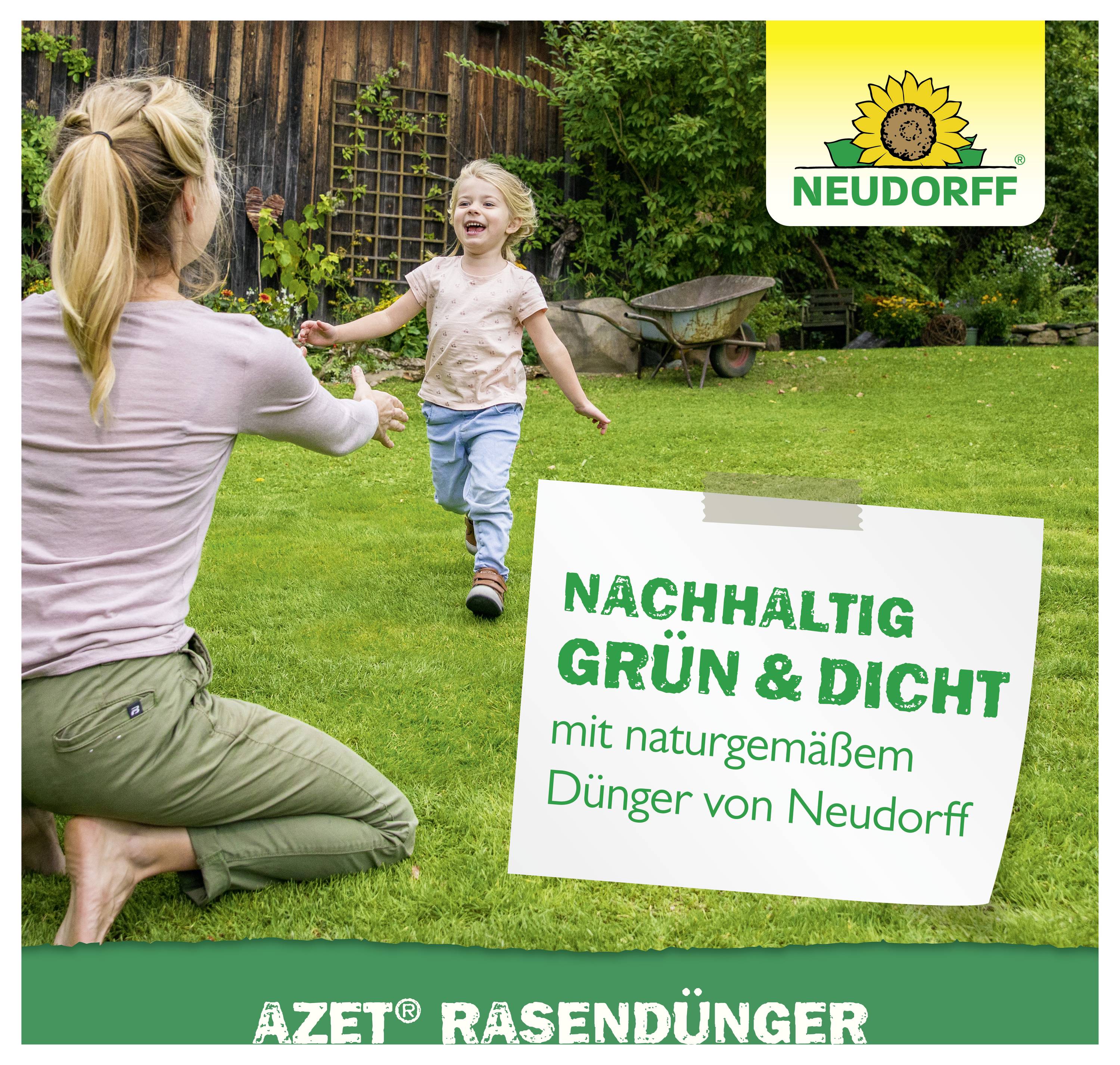 Eine Frau kniet auf einem Rasen, während ein lächelndes Kind auf sie zuläuft; eine Neudorff-Anzeige sagt „NACHHALTIG GRÜN & DICHT
