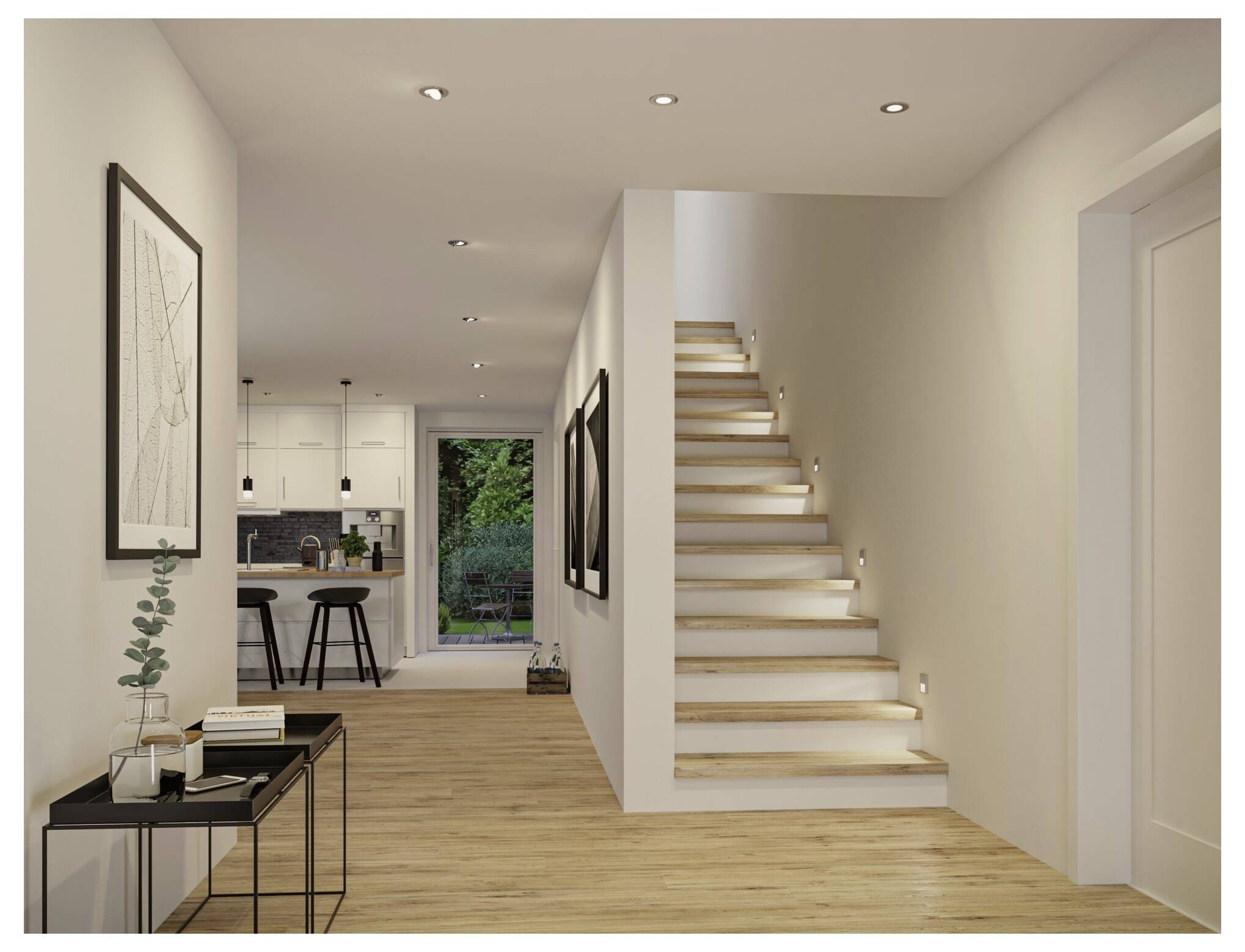 Moderner Flur mit Holzböden, eingelassenen Leuchten, einer Treppe auf der rechten Seite und einer kleinen Küche im Hintergrund sichtbar.