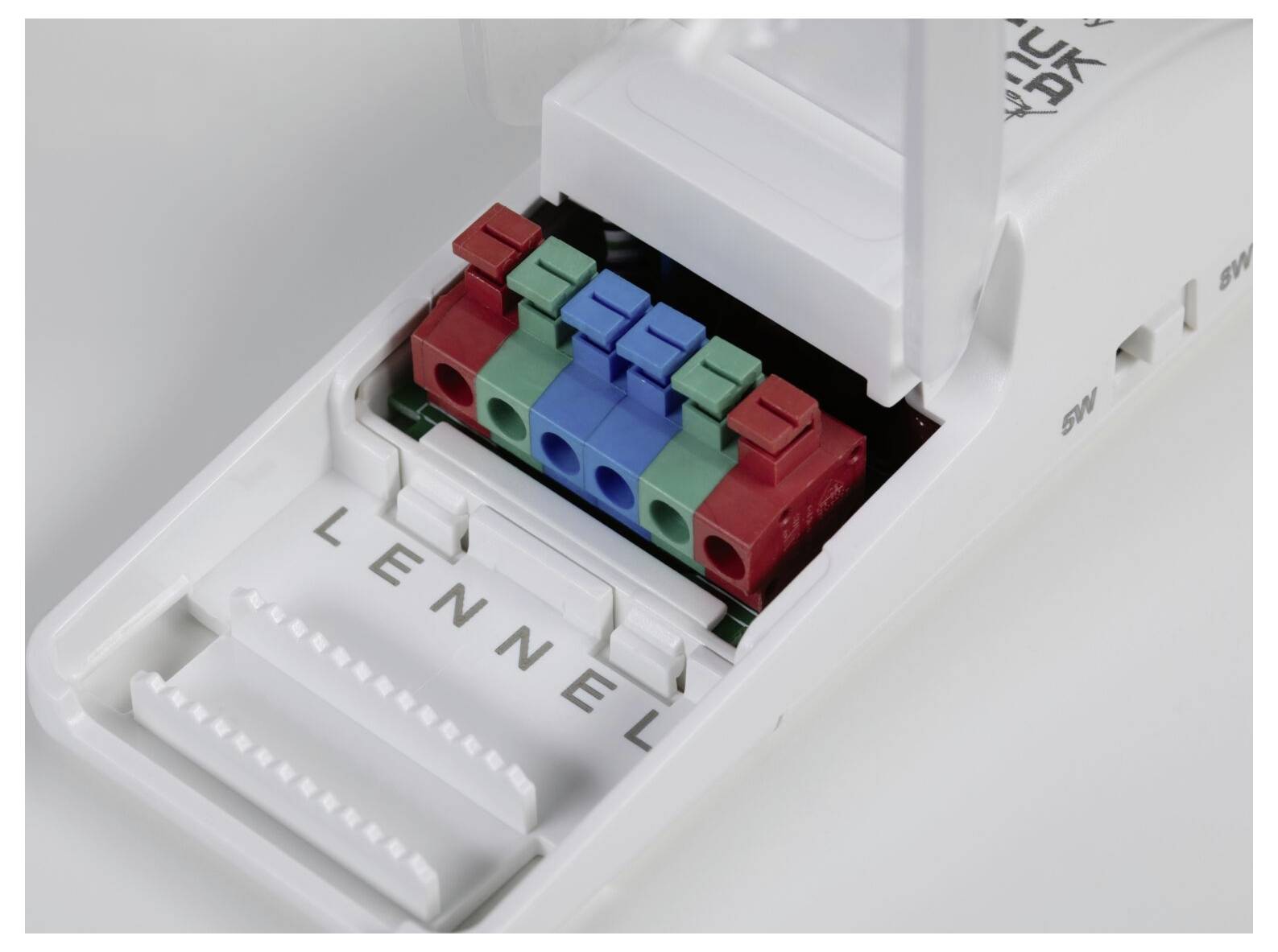 Nahaufnahme eines LENNEL modularen Elektrosteckers mit farbcodierten roten, grünen und blauen Anschlüssen in einem weißen Gehäuse.