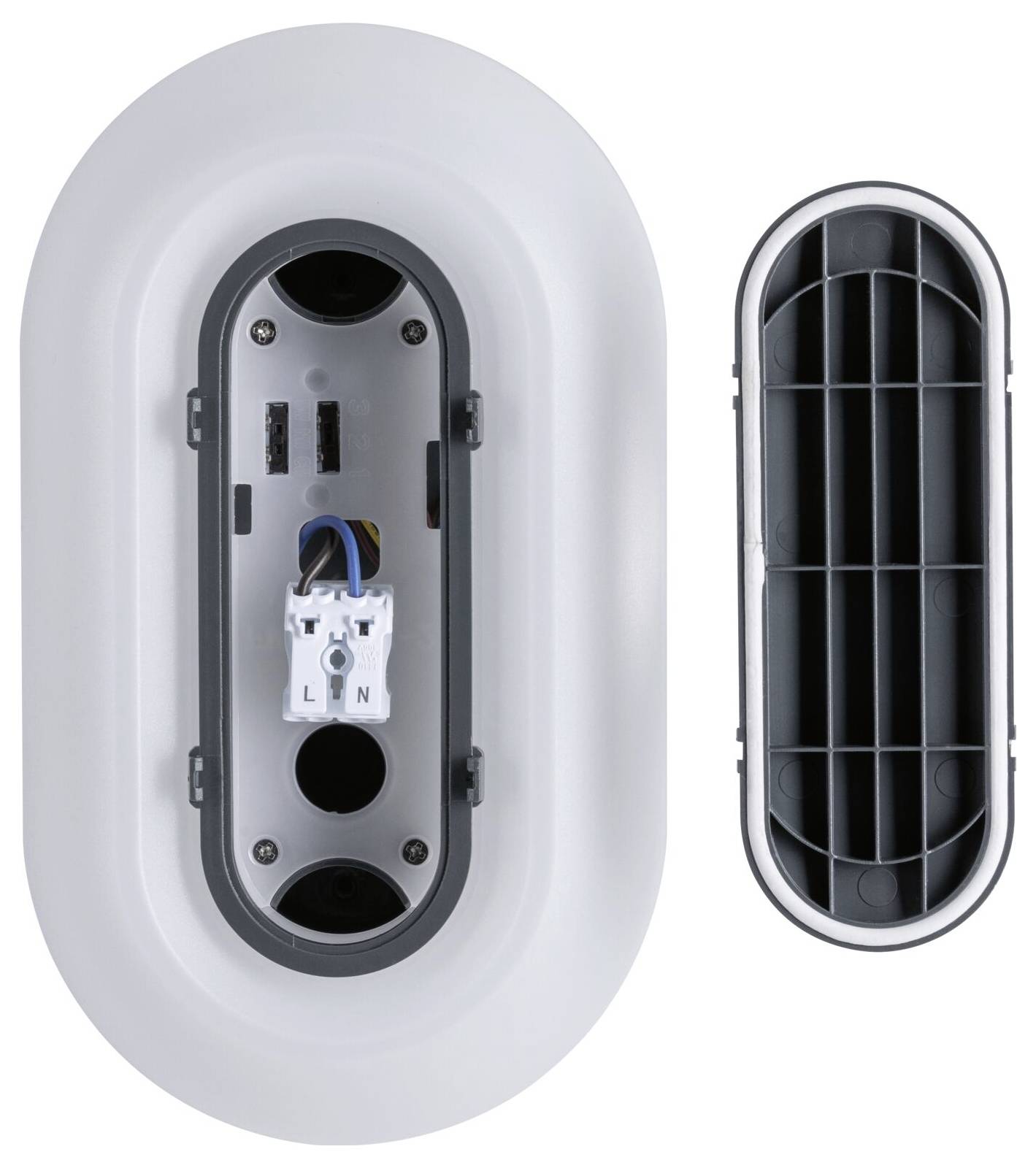 Nahaufnahme einer ovalen Wandlüftungsöffnung oder Leuchtengehäuse mit freiliegender Verkabelung und Stecker neben einer separaten Lüftungsabdeckung.