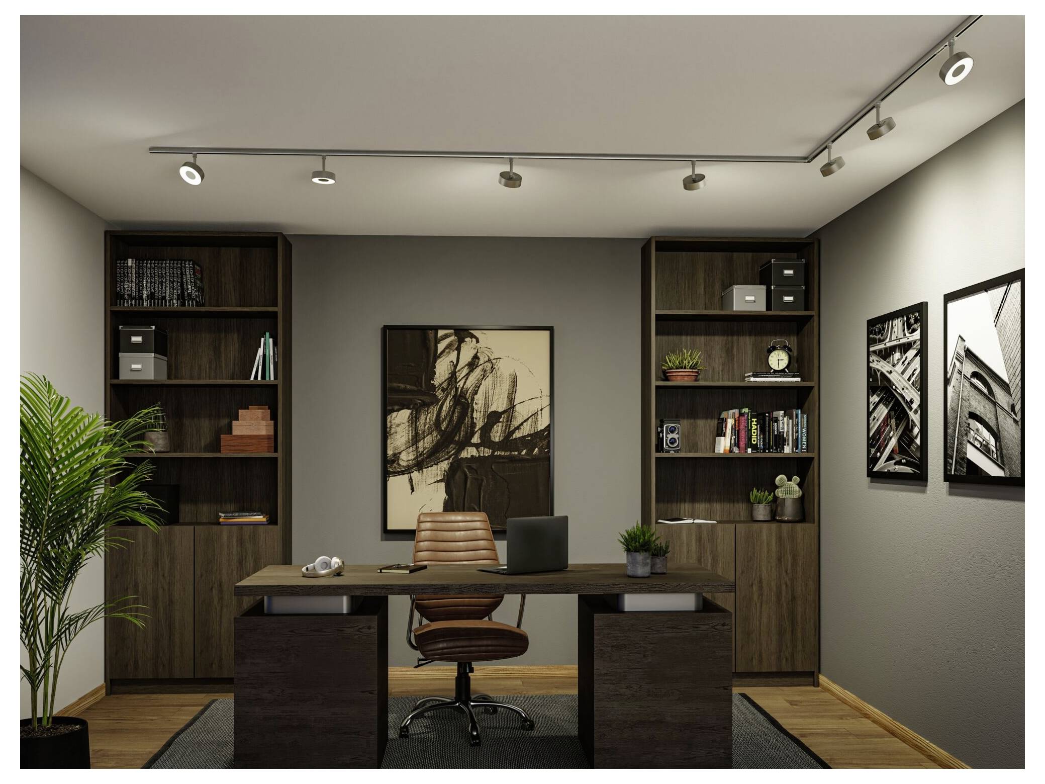Modernes Homeoffice mit Holzschreibtisch, Lederstuhl, eingebauten Regalen, Wandkunst und Schienenbeleuchtung in einem grauen Zimmer.