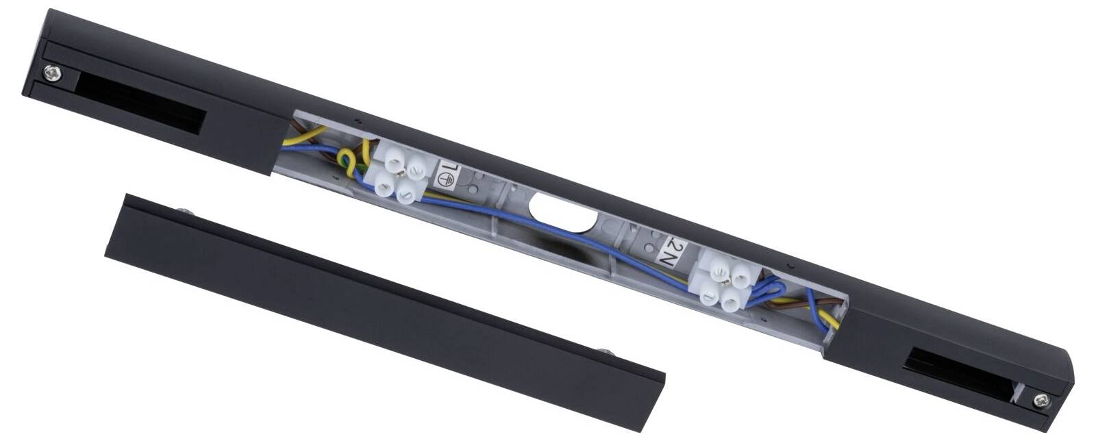 Offene schwarze Kabelführungsrinne mit entfernter Abdeckung, die gebündelte Kabel und Stecker im Inneren zeigt.