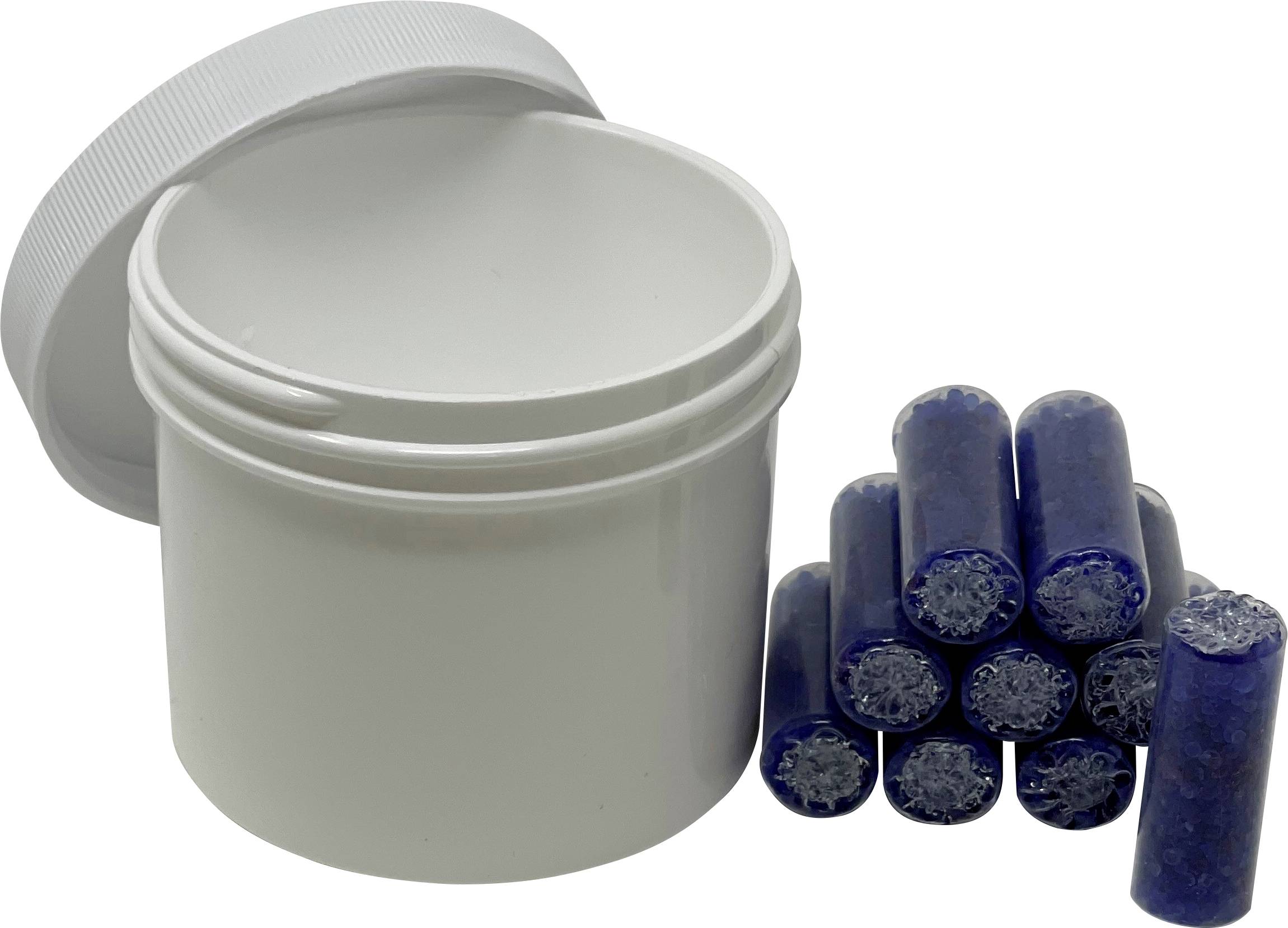 Weißes Kunststoffglas mit offenem Deckel neben einer Ansammlung von blauen zylindrischen Kapseln oder Tabletten auf weißem Hintergrund.
