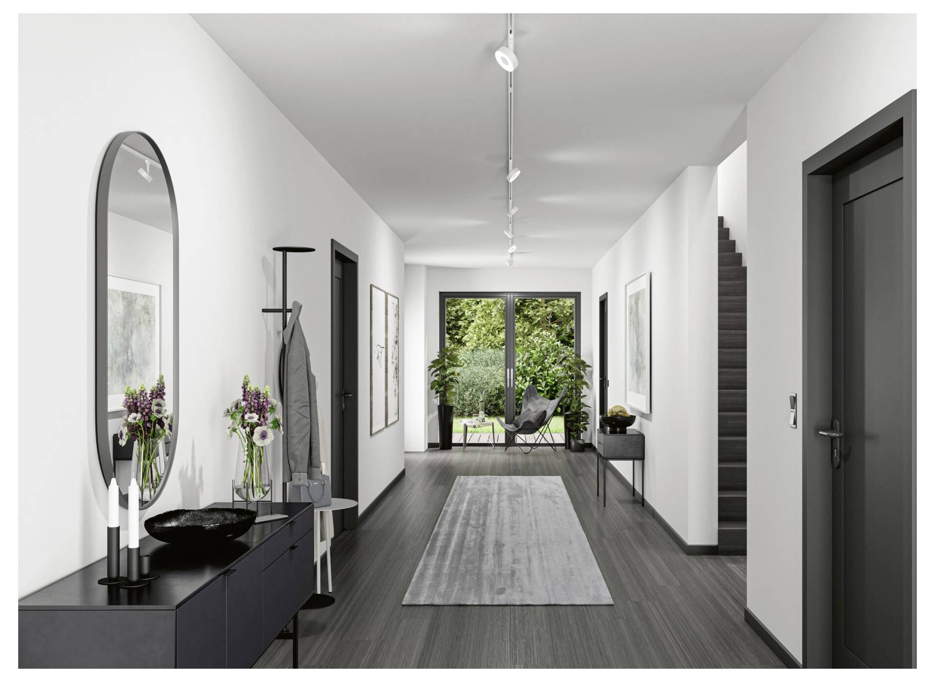 Moderner Flur mit dunklem Holzboden, grauem Teppich, Spiegelkonsole, Garderobe, Treppe und Glastüren, die zu einem begrünten Außensitzbereich führen.