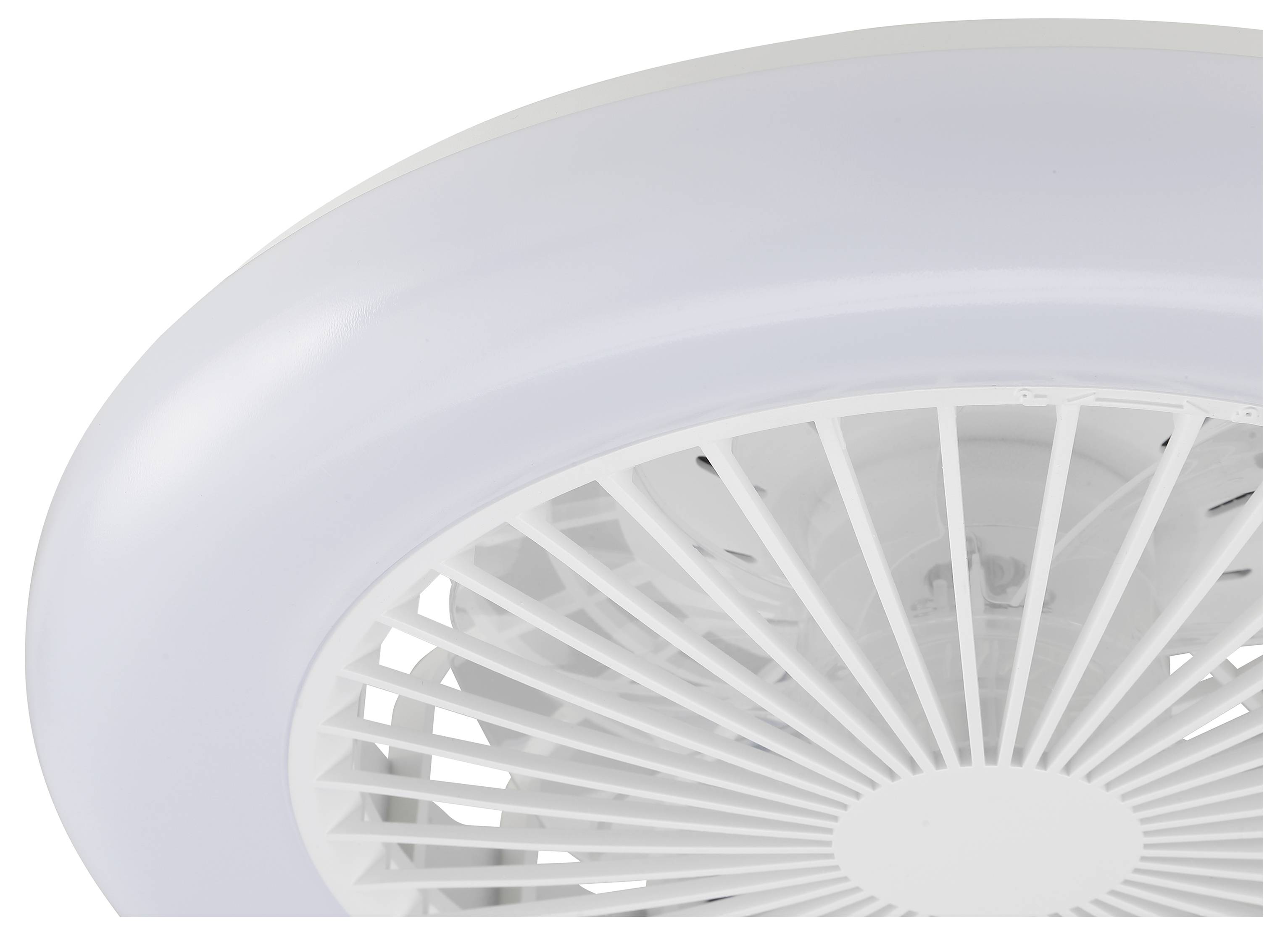 Nahaufnahme eines weißen Deckenventilators mit kreisförmiger Leuchte und radialen Blättern vor einem einfarbig weißen Hintergrund.