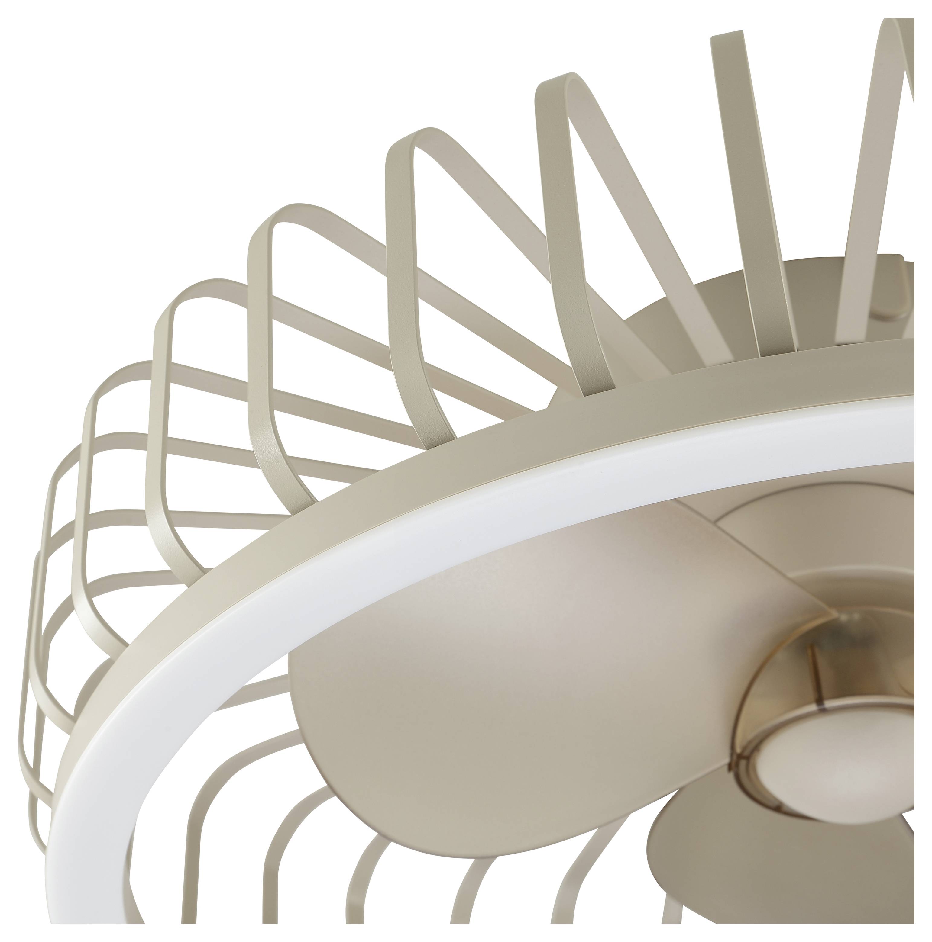 Nahaufnahme eines modernen beigen Deckenventilators mit gebogenen Blättern und integriertem Leuchtring von unten betrachtet.