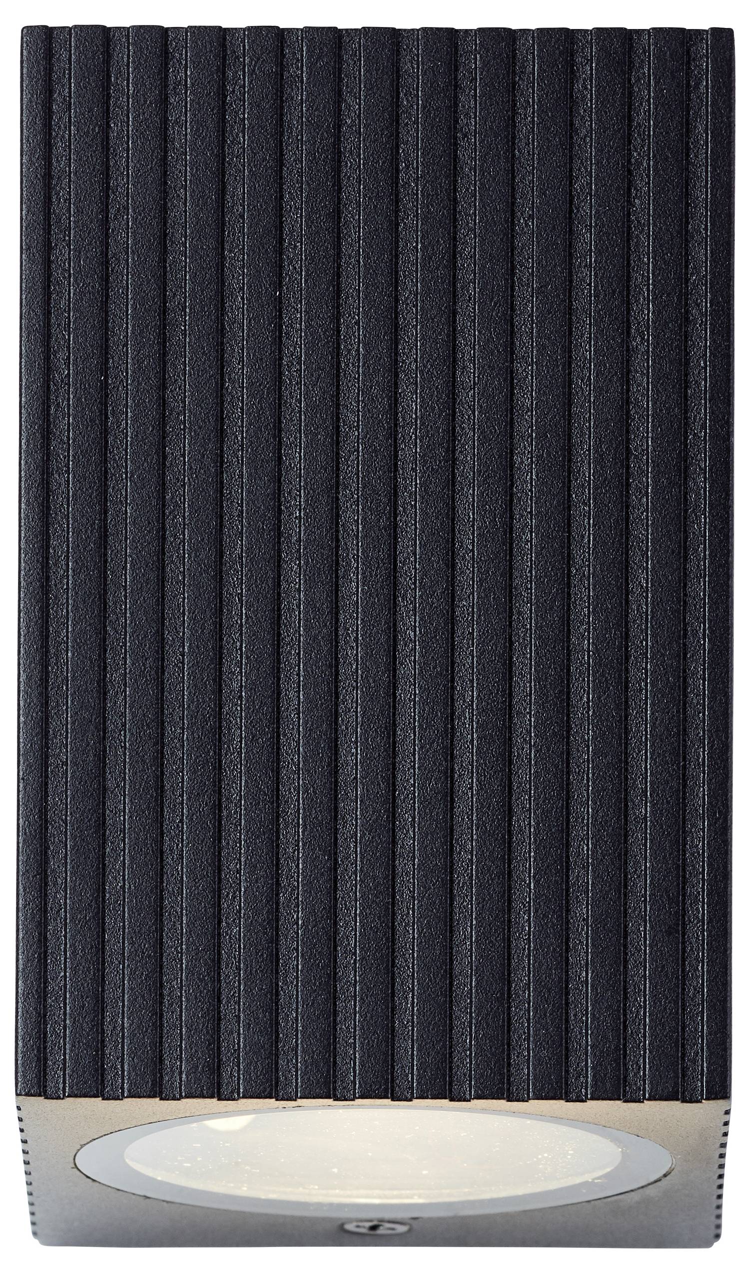 Schwarze gerippte rechteckige Wandleuchte mit mattiertem ovalem Diffusor unten, auf weißem Hintergrund dargestellt.