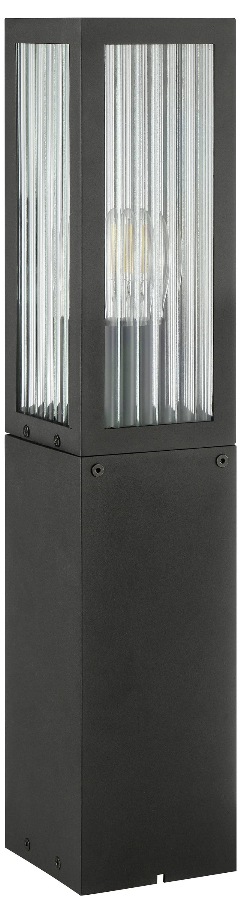 Schwarzte Außenpfosten-Leuchte mit mattierten Glaspaneelen und einer sichtbaren Glühbirne in einem hohen rechteckigen Metallgehäuse.