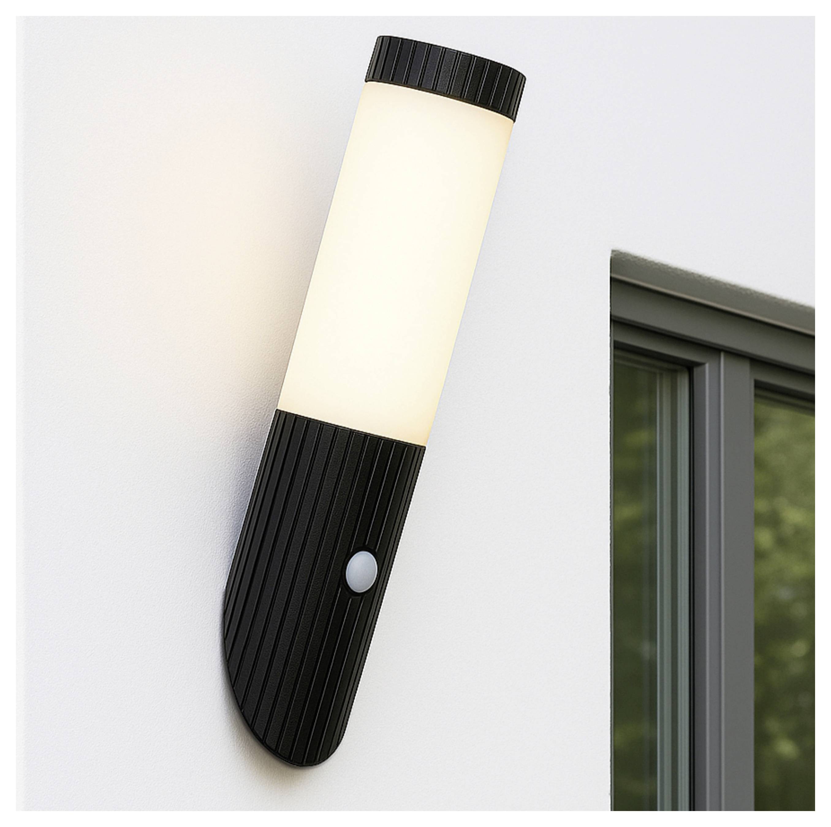 Moderne, wandmontierte Außenleuchte in Schwarz mit Milchglasabdeckung und Bewegungsmelder neben einem Fenster.