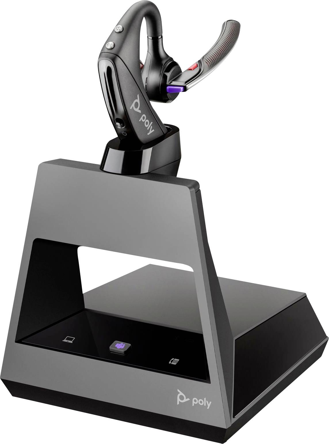 Kabelloses Poly-Headset auf einem schwarzen Lade-/Anzeigeständer, angewinkelt vor weißem Hintergrund dargestellt.