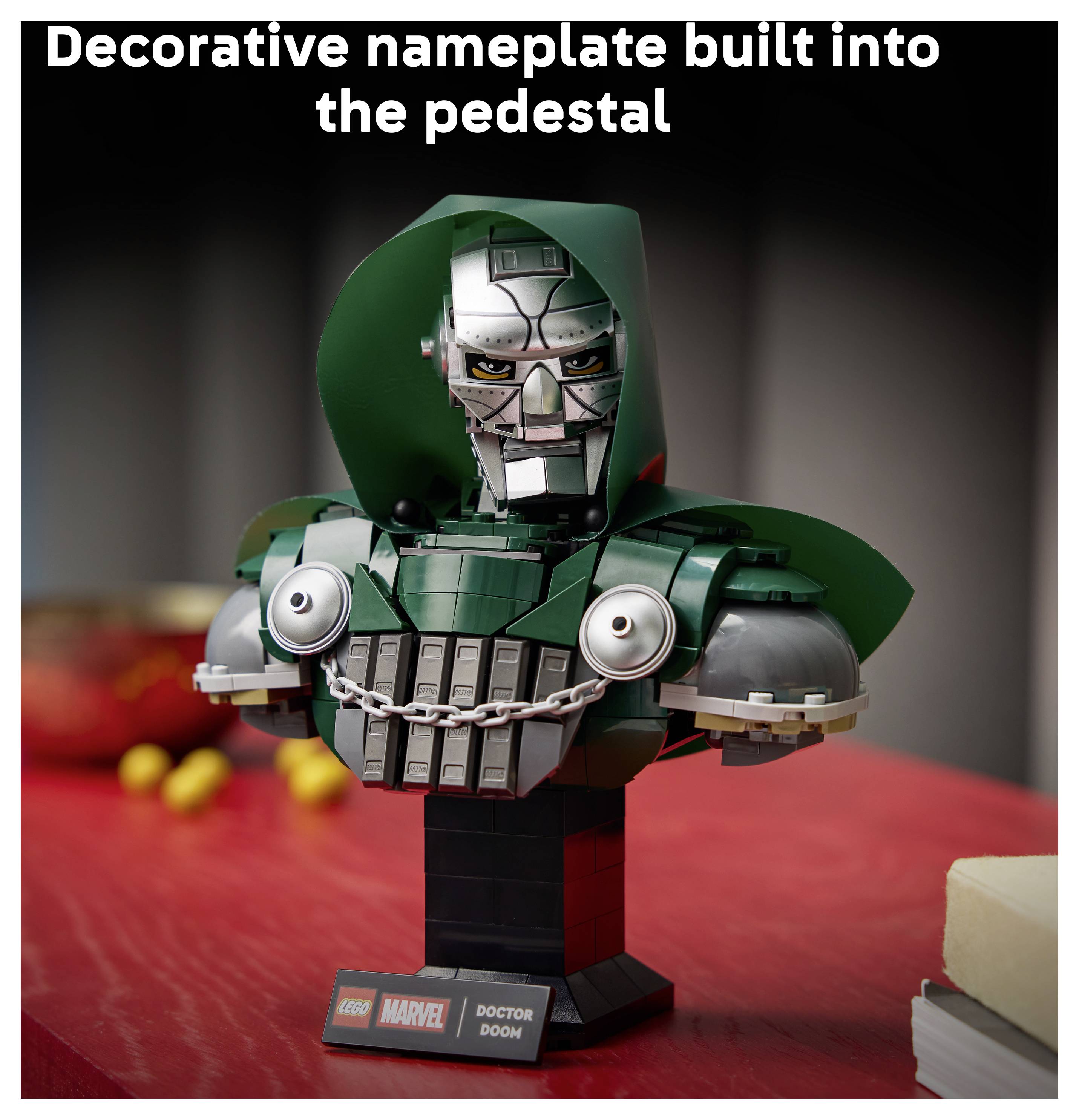 LEGO Doctor Doom Büste auf einem Podest, mit der Beschriftung „LEGO MARVEL DOCTOR DOOM
