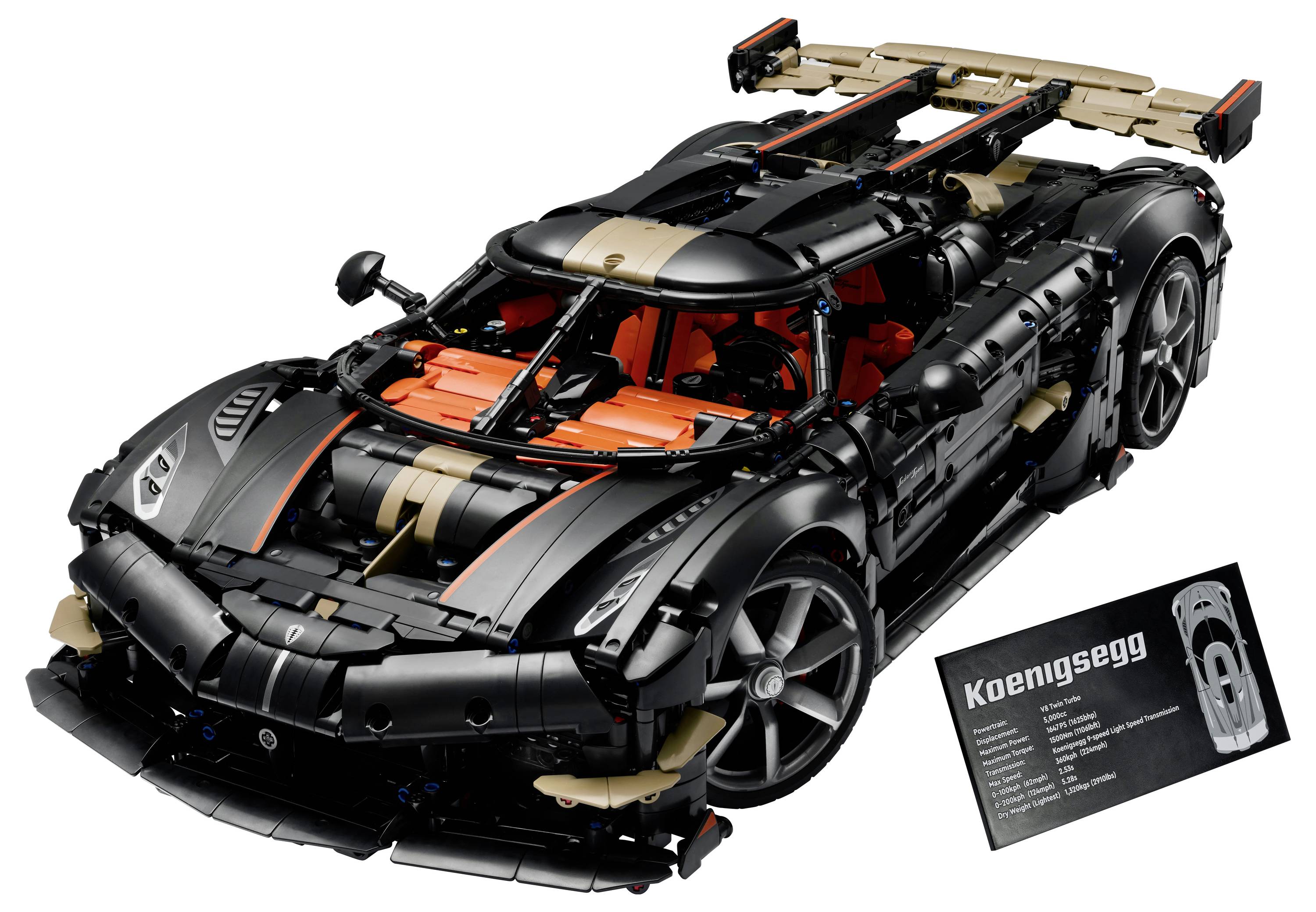 Ein LEGO-ähnliches Koenigsegg-Sportwagenmodell in Schwarz und Gold, dargestellt mit einem Heckflügel und einer Infotafel auf weißem Hintergrund.
