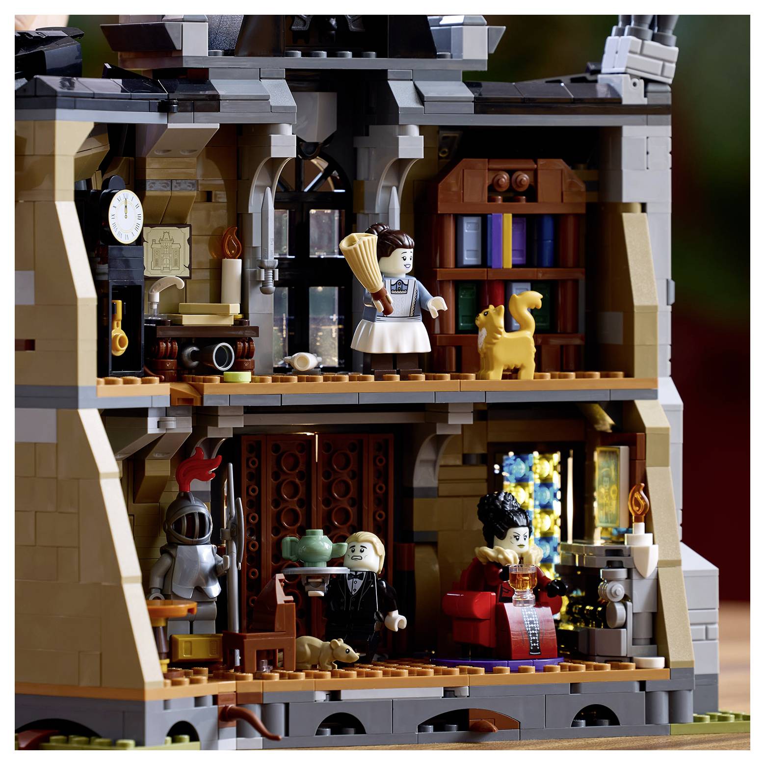 LEGO® ICONS™ 6588535 Bürgermeistervilla; Deko fürs Wohnzimmer oder Büro; 3 Minifiguren, die im Dunkeln leuchten; cooles Geschenk