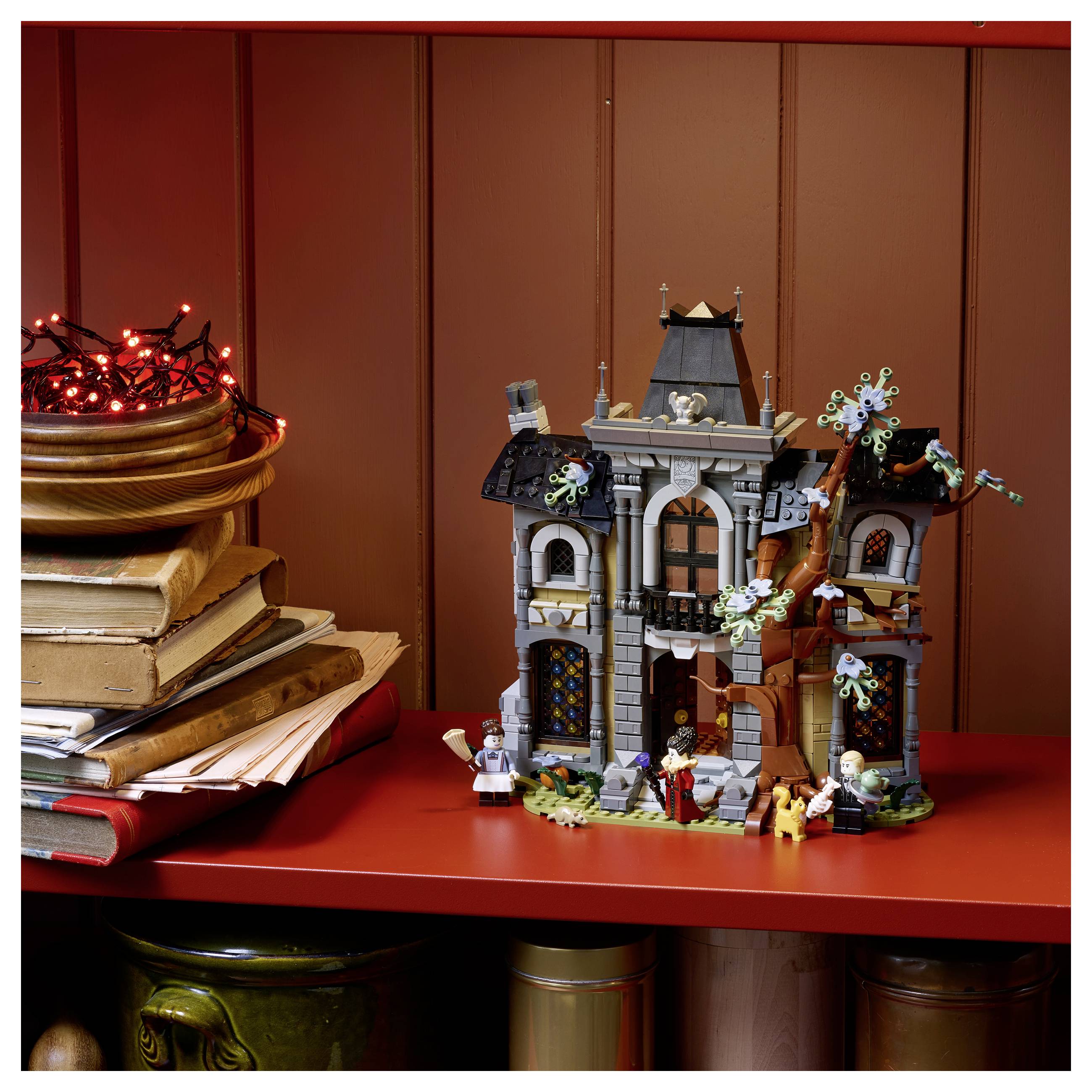 LEGO® ICONS™ 6588535 Bürgermeistervilla; Deko fürs Wohnzimmer oder Büro; 3 Minifiguren, die im Dunkeln leuchten; cooles Geschenk