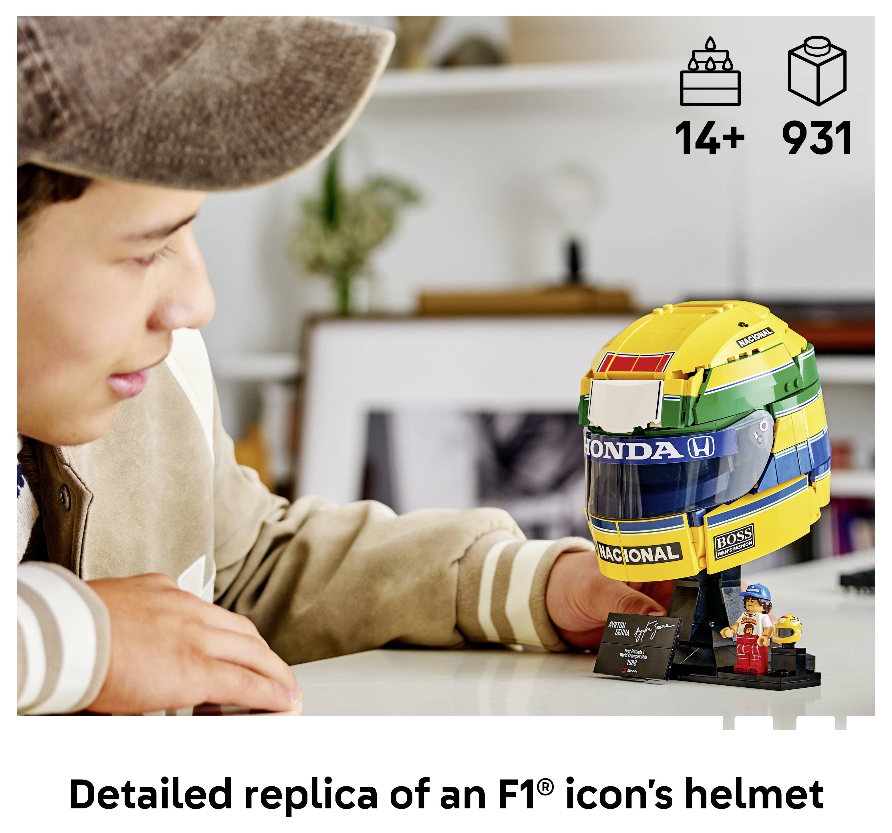 Eine Person untersucht ein detailliertes LEGO-ähnliches Replikat eines F1-Helms auf einem Ausstellungsständer, gekennzeichnet mit 