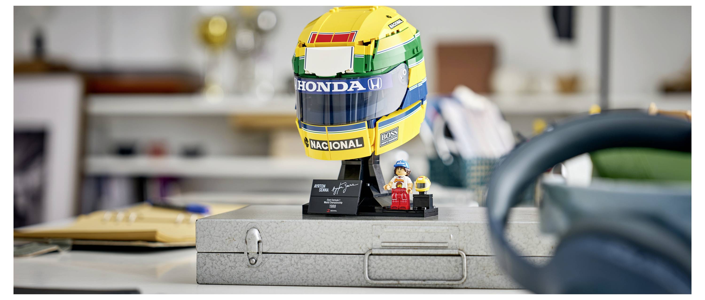 Ein winziger LEGO-Rennhelm mit 