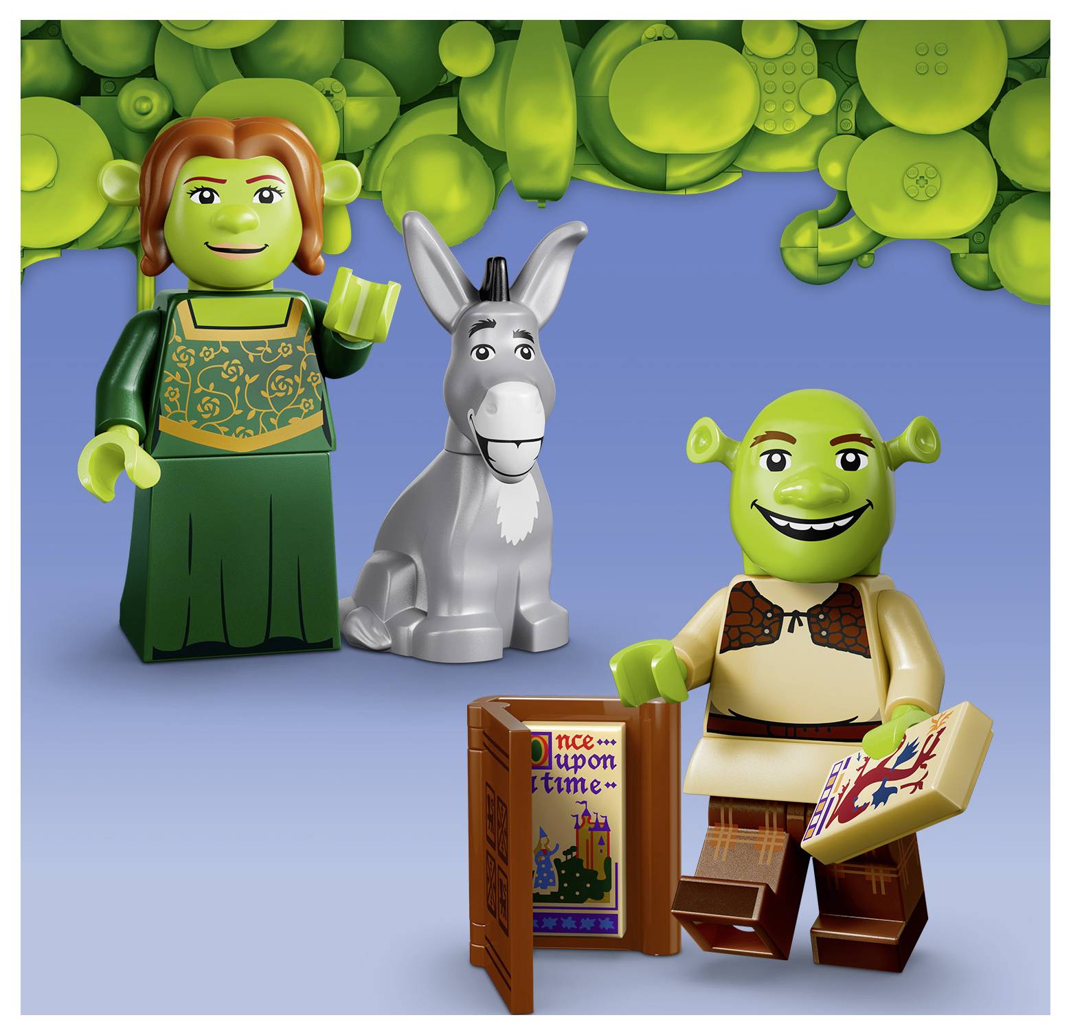 LEGO-Stil Shrek-Charaktere: Prinzessin Fiona steht neben dem Esel und Shrek, mit einem offenen Buch und einem „Es war einmal