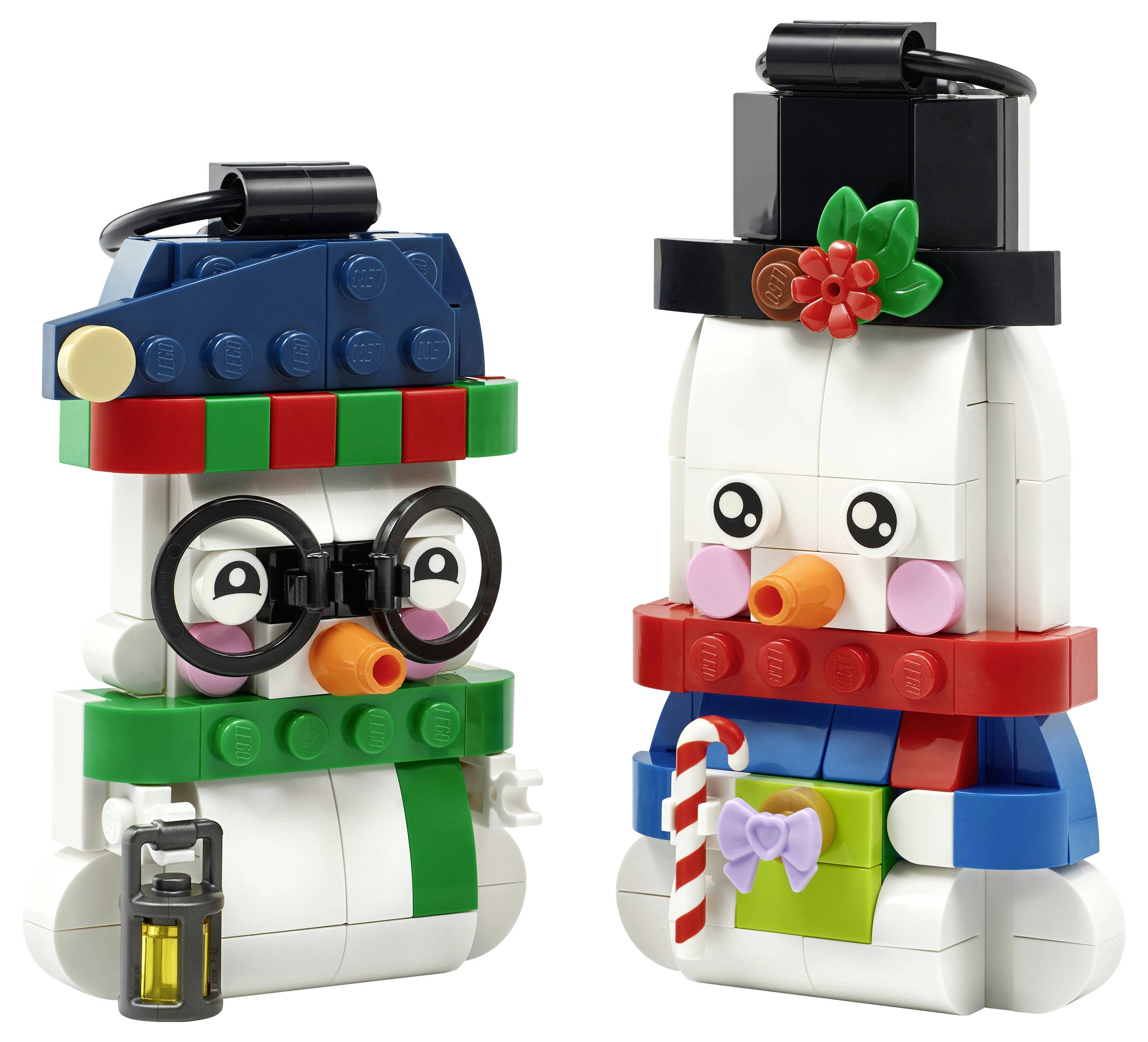 Zwei LEGO-artige Schneemännchen-Figuren, eine mit Brille und Laterne, die andere mit Zylinder, Blume und Zuckerstangen-Geschenk.
