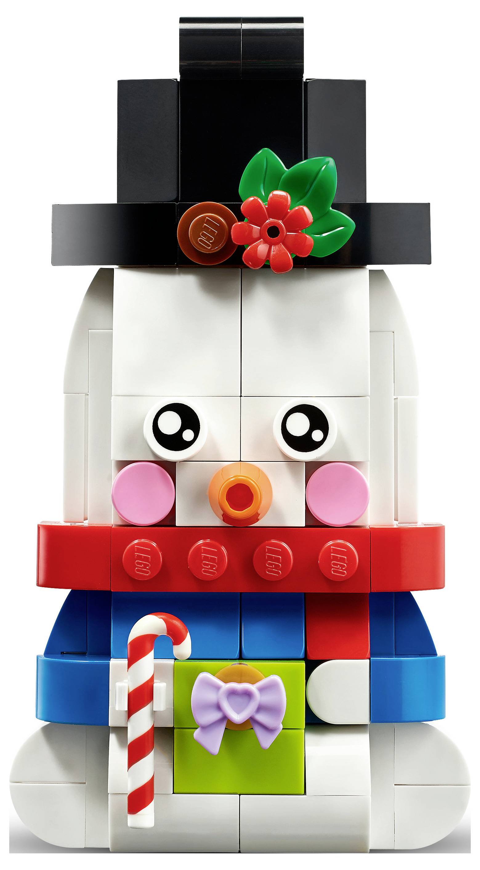 LEGO-ähnliche Schneemann-Figur mit schwarzem Zylinder, rotem Schal, rosa Wangen, Zuckerstange und grüner Geschenkbox mit violetter Schleife auf der Brust.
