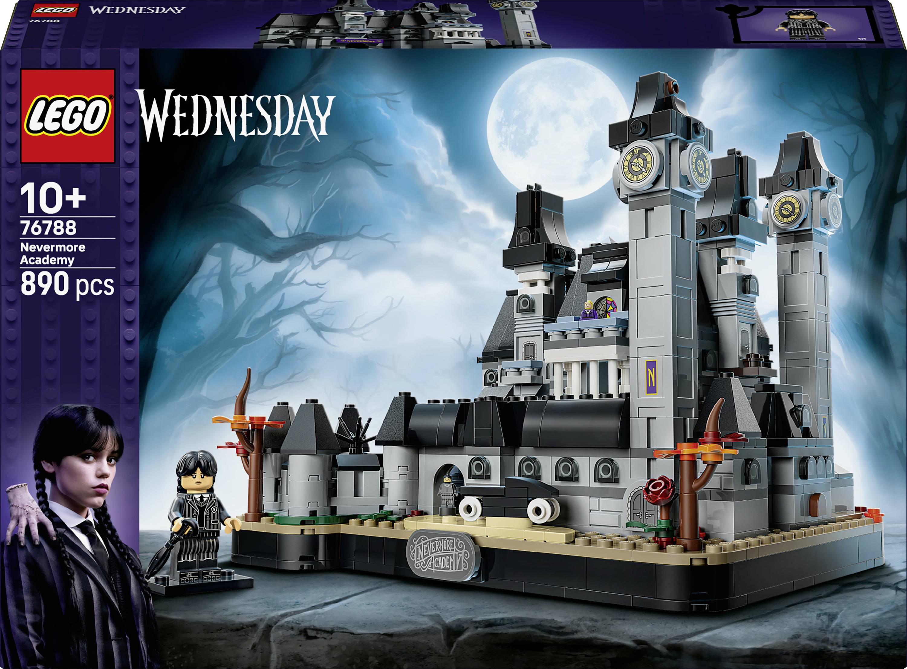 LEGO Wednesday Nevermore Academy Kastenschachttel-Kunstwerk zeigt eine gotische Schulburg in der Nacht mit Wednesday Addams und einer Minifigur, gekennzeichnet mit 10+ und 890 Teilen.