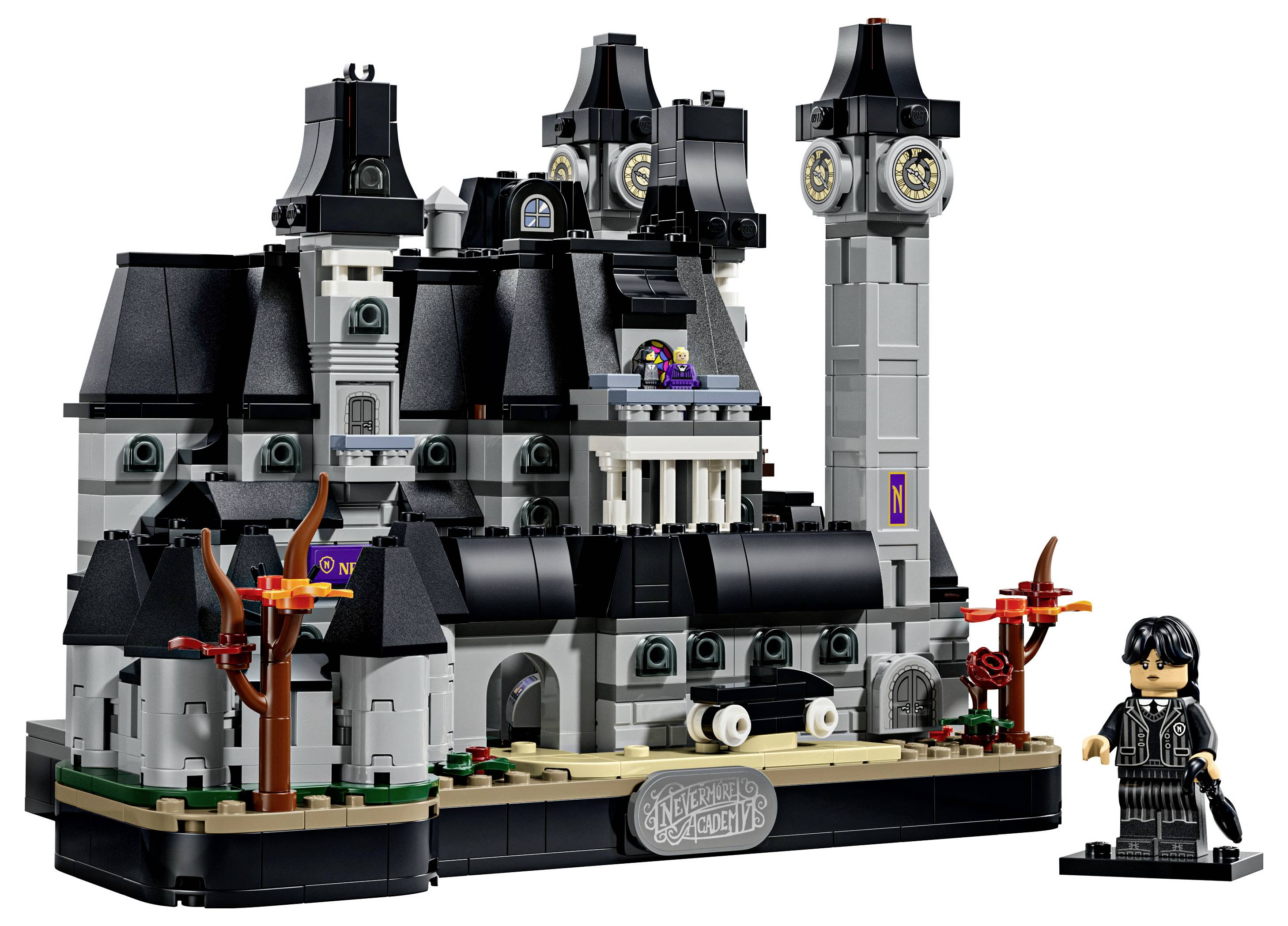 LEGO-ähnliches gotisches Schloss-Spielset mit schwarzen Dächern, Türmen und Minifigur, dargestellt auf einem Display-Sockel mit dem Namensschild „Nevermore Academy".