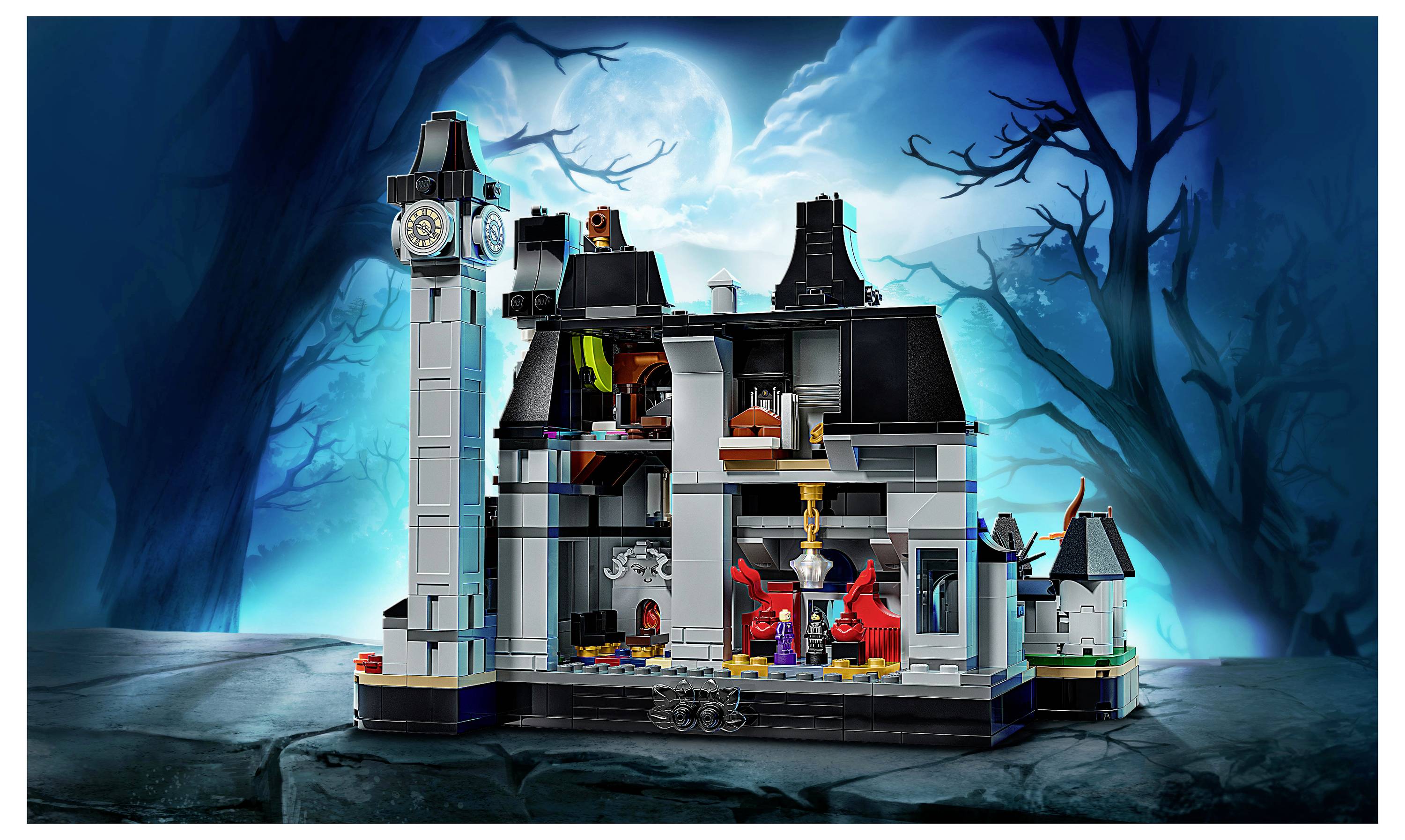 LEGO-artiges Spukhaus-Spielset mit einem Uhrenturm, offenen ausgeschnittenen Räumen und Geisterfiguren unter einem leuchtenden Vollmond in einem unheimlichen Wald.