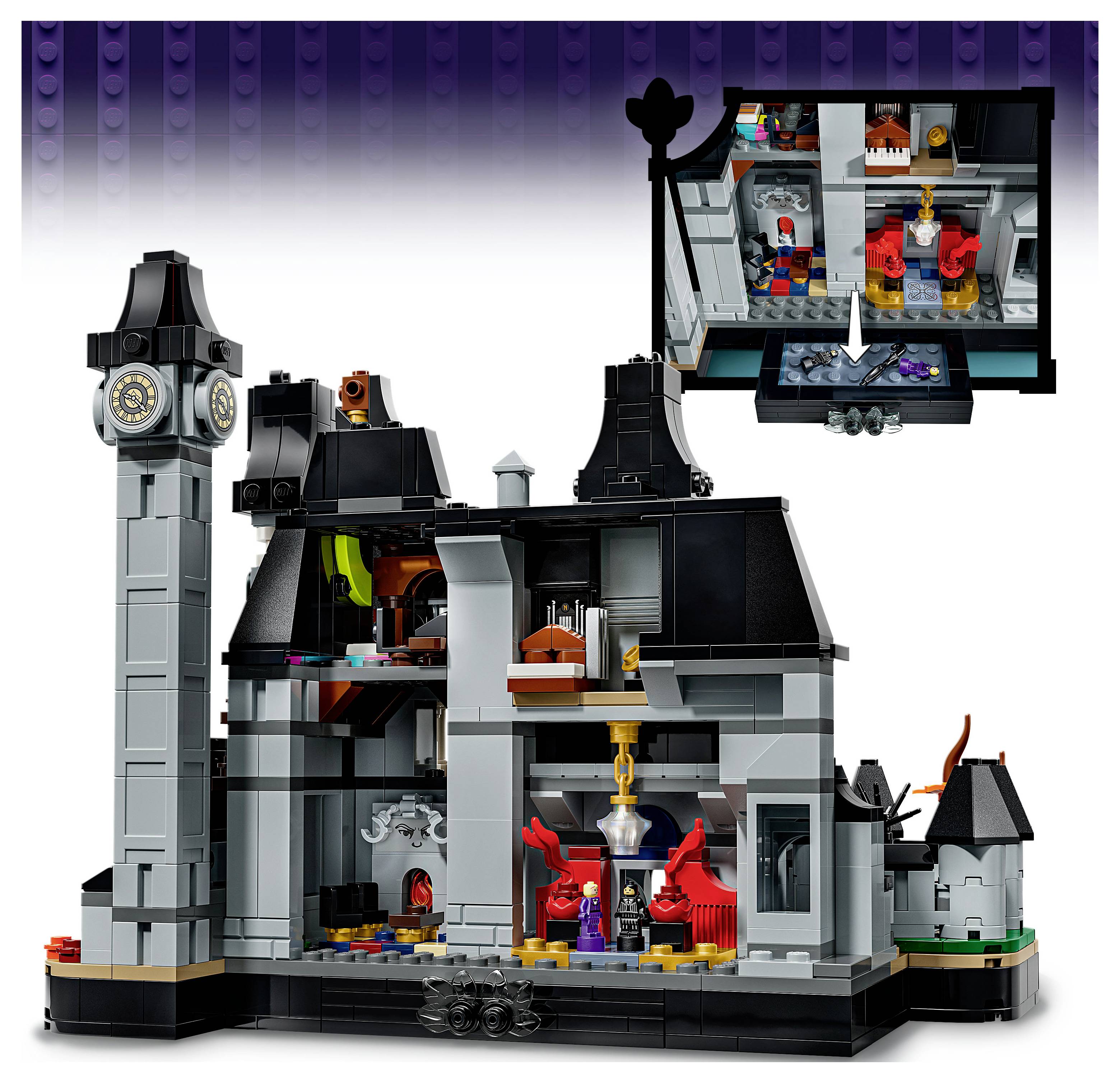 LEGO Spukhaus-Modell mit einem Uhrenturm und offenen Innenräumen; die Bildeinschaltung zeigt einen Raum im obersten Stockwerk mit Minifiguren und einer versteckten Bodenluke.