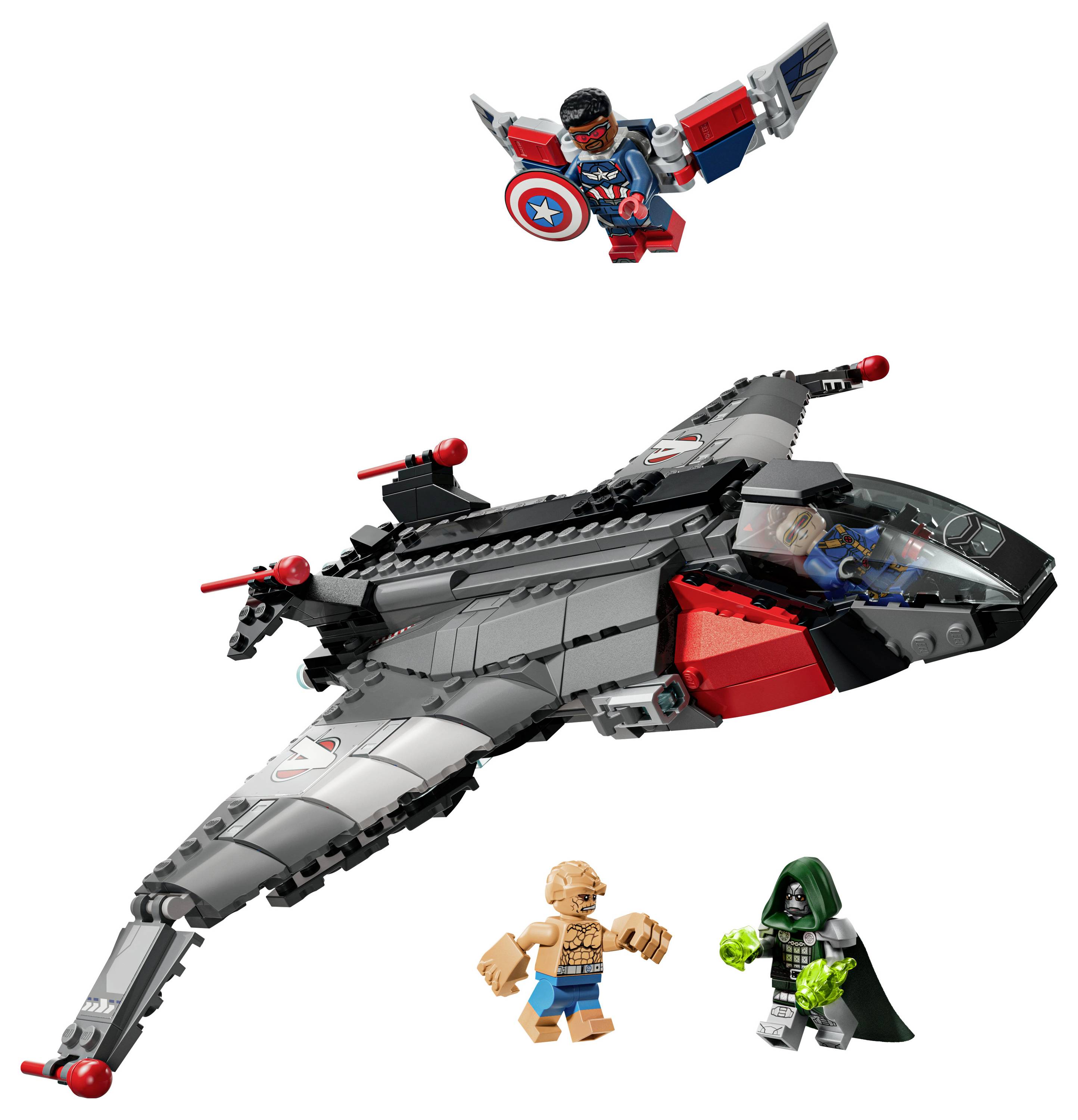 LEGO-Düsenjäger im Avengers-Stil mit Captain America, der darüber fliegt, plus zwei Minifiguren darunter: eine muskulöse braun gebrannte Figur ohne Hemd und ein böser Bösewicht mit grünen Krallen und Kapuze.