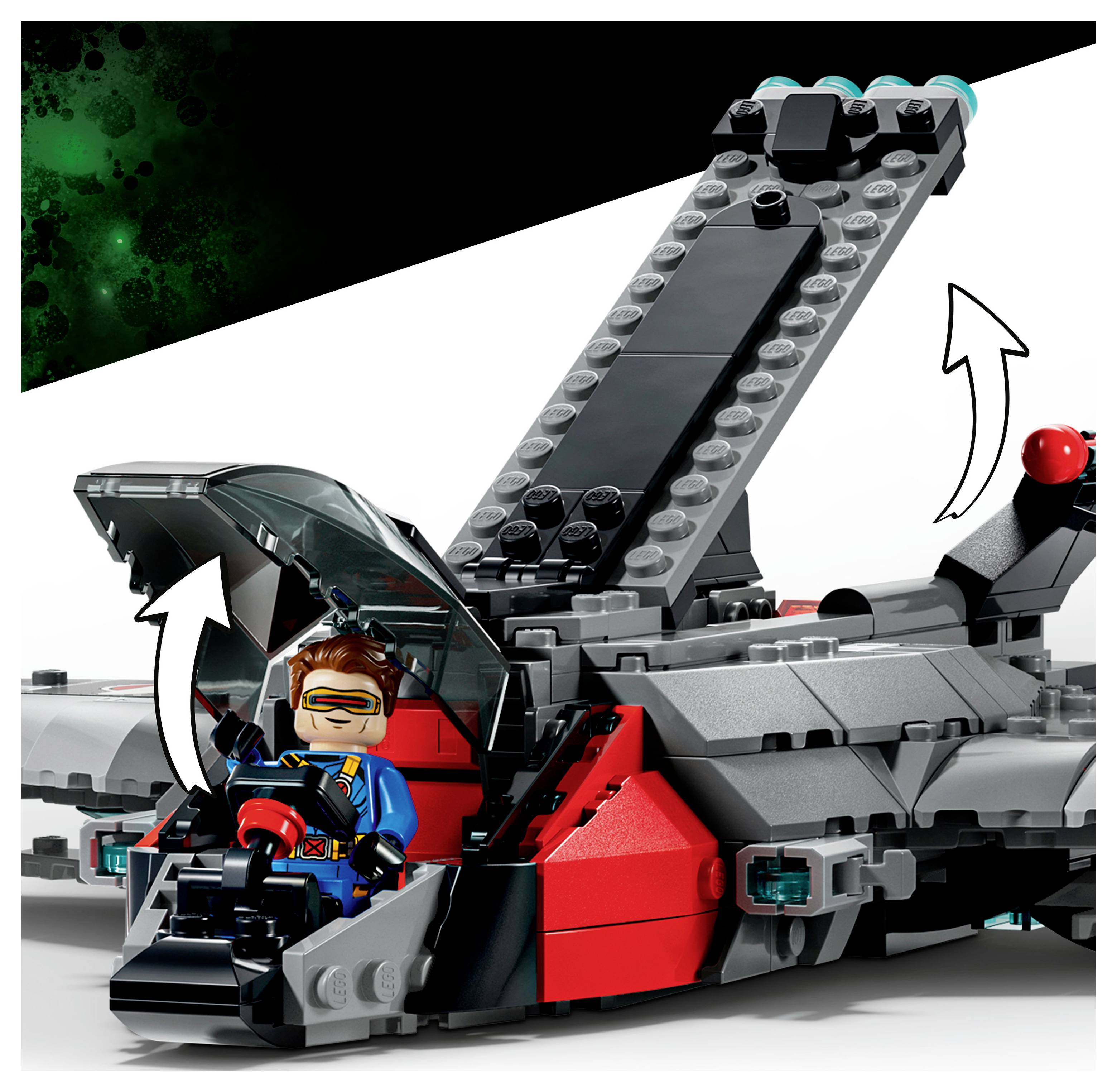 LEGO-ähnliches Science-Fiction-Fahrzeug mit einem Piloten in der Kanzel, offenes Cockpit-Verdeck und angehobene hintere Luke, gezeigt mit Pfeilen, die das Öffnen und Schließen andeuten.
