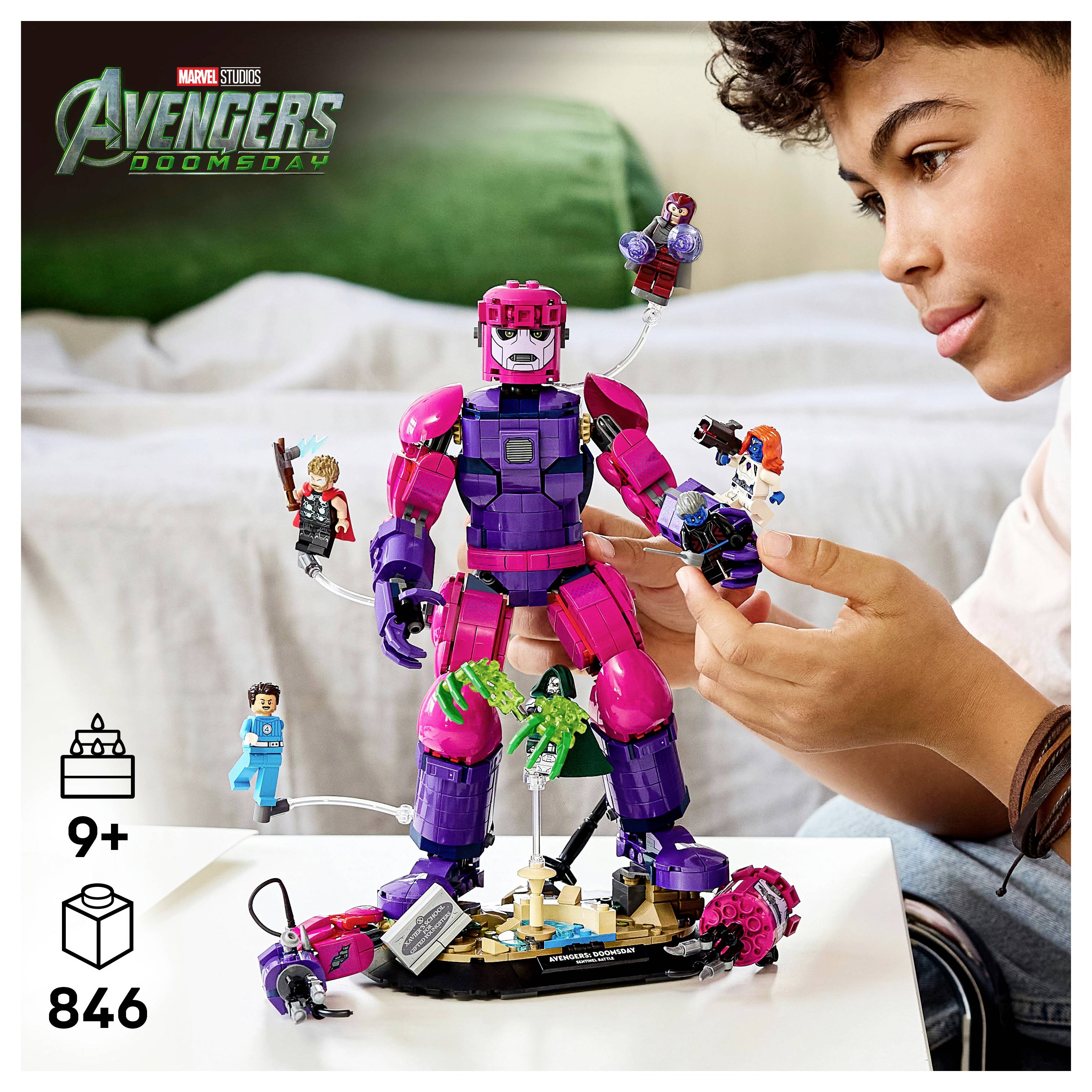 Kind spielt mit einem Avengers Doomsday LEGO-Set mit einem großen lila-rosa Roboter und 846 Teilen, ab 9 Jahren