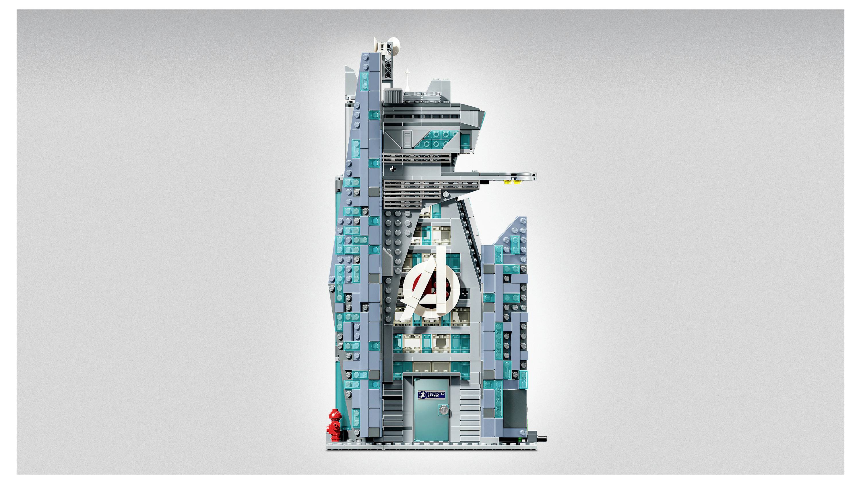 LEGO-artiges Avengers-Türme-Modell mit dem Avengers-Logo und mehreren grauen, blaugrünen und blauen Bauelementen auf einem einfachen Hintergrund.
